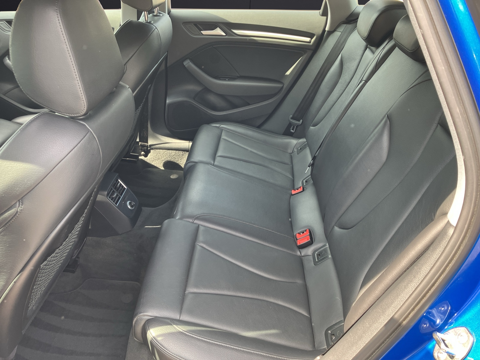 Fahrzeugabbildung Audi A3 Sportback S-Line S-tronic LED Navi ACC SHZ PDC LM