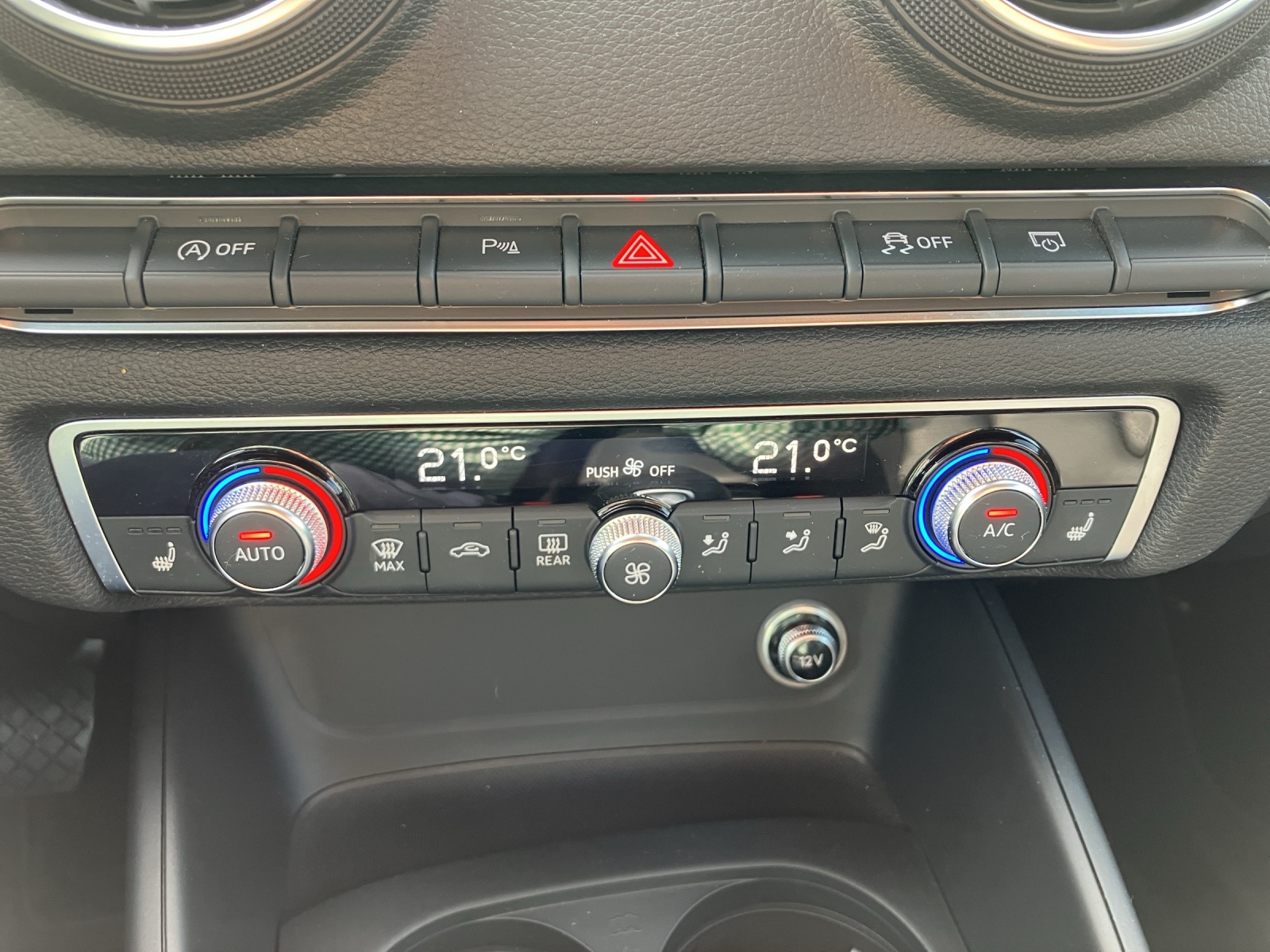 Fahrzeugabbildung Audi A3 Sportback S-Line S-tronic LED Navi ACC SHZ PDC LM