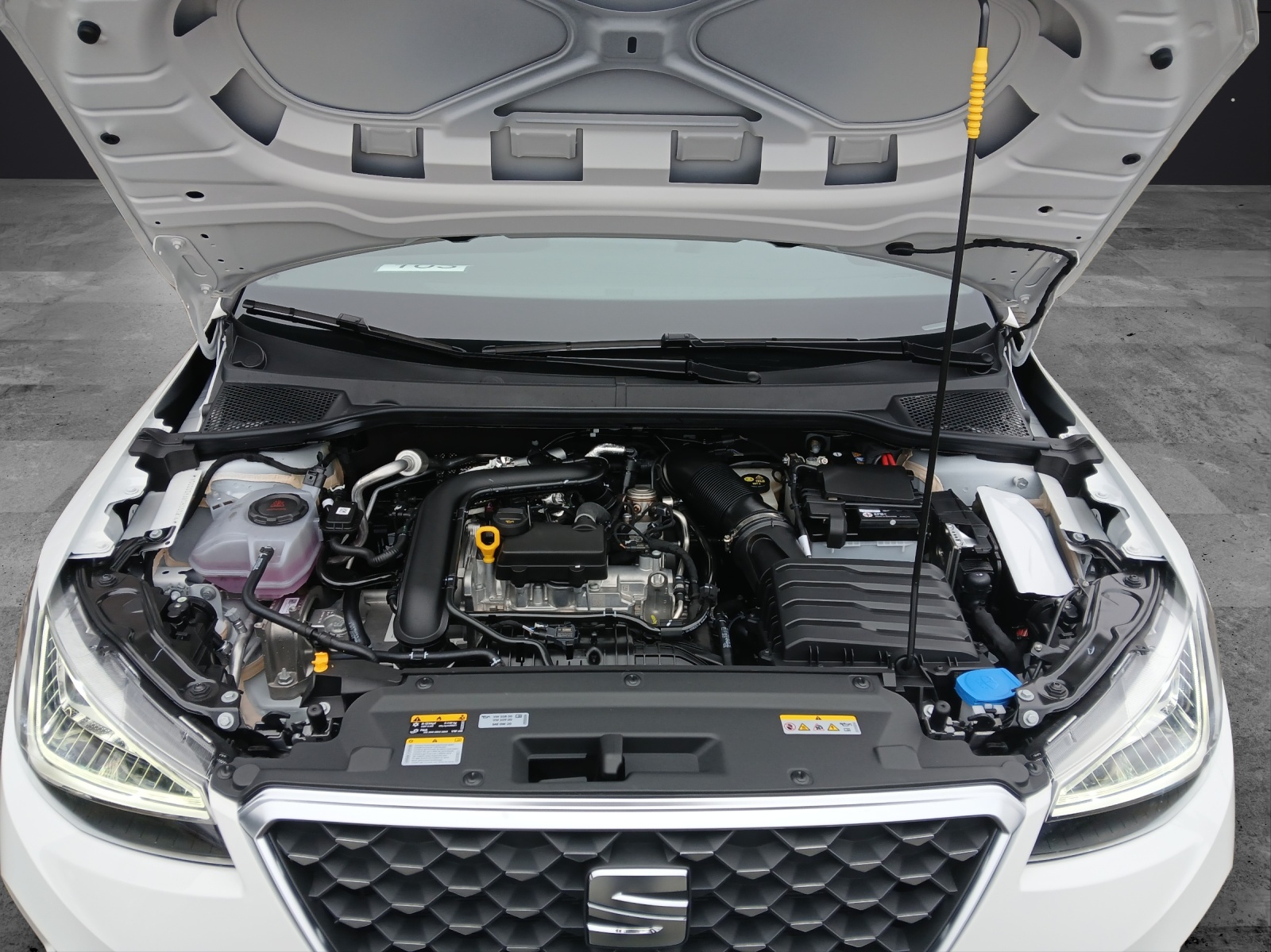 Fahrzeugabbildung SEAT Arona TSI Xperience DSG LED AHK Navi ACC RFK SH LM