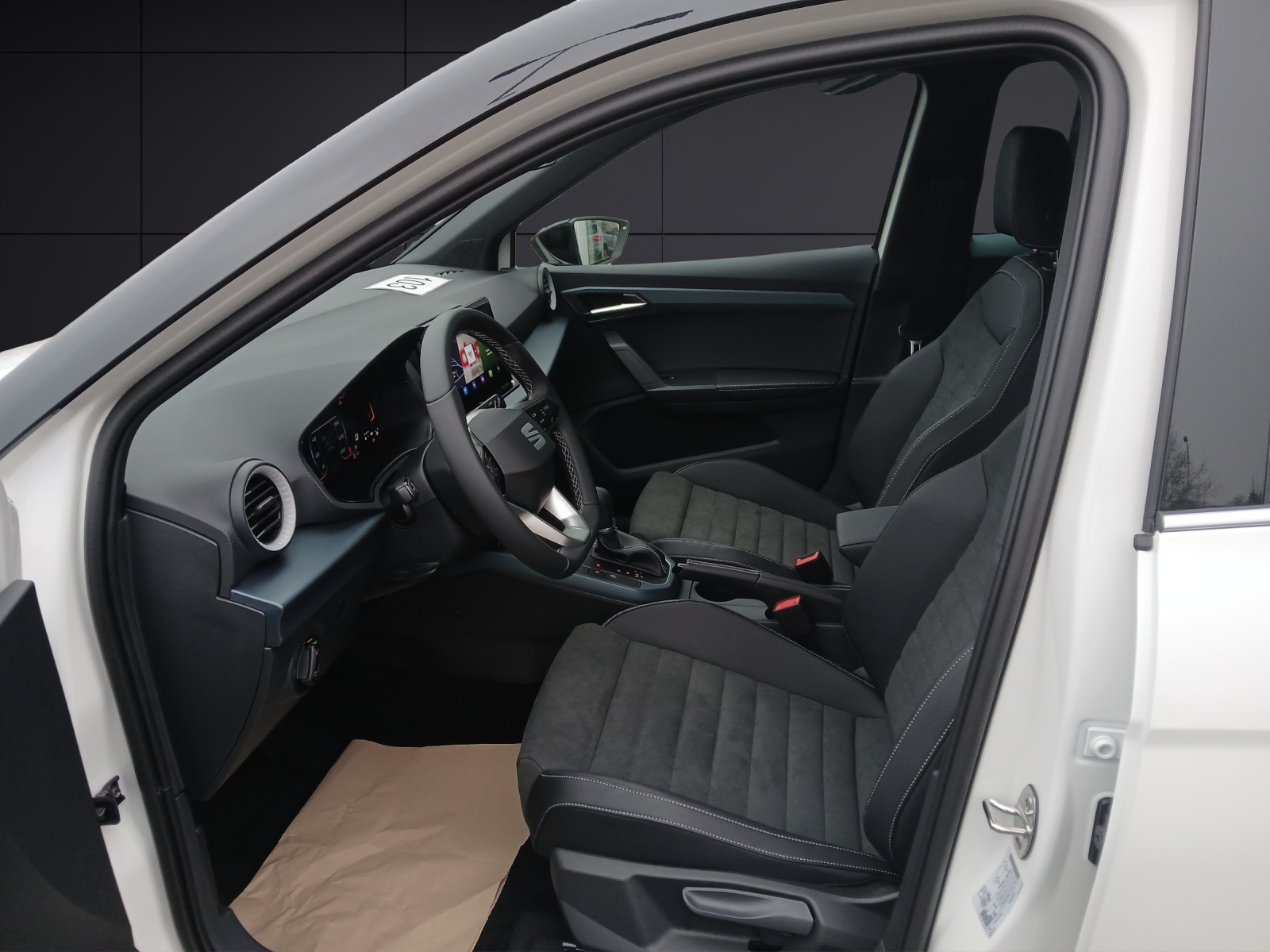 Fahrzeugabbildung SEAT Arona TSI Xperience DSG LED AHK Navi ACC RFK SH LM