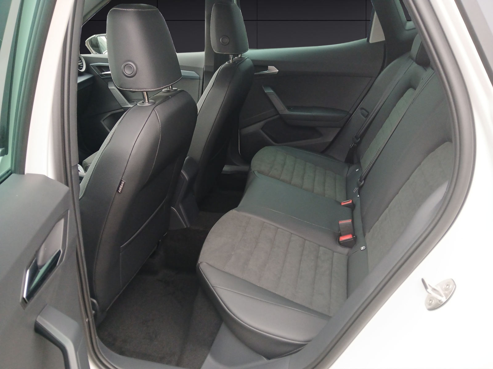 Fahrzeugabbildung SEAT Arona TSI Xperience DSG LED AHK Navi ACC RFK SH LM