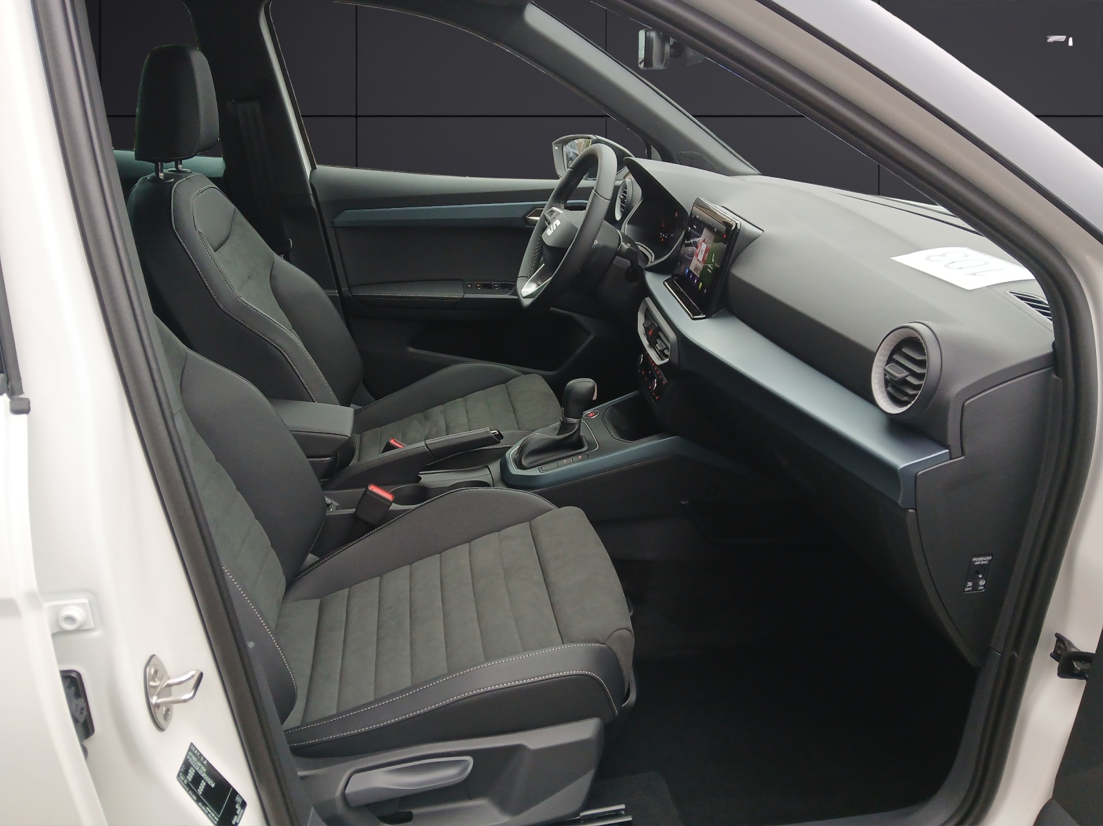 Fahrzeugabbildung SEAT Arona TSI Xperience DSG LED AHK Navi ACC RFK SH LM