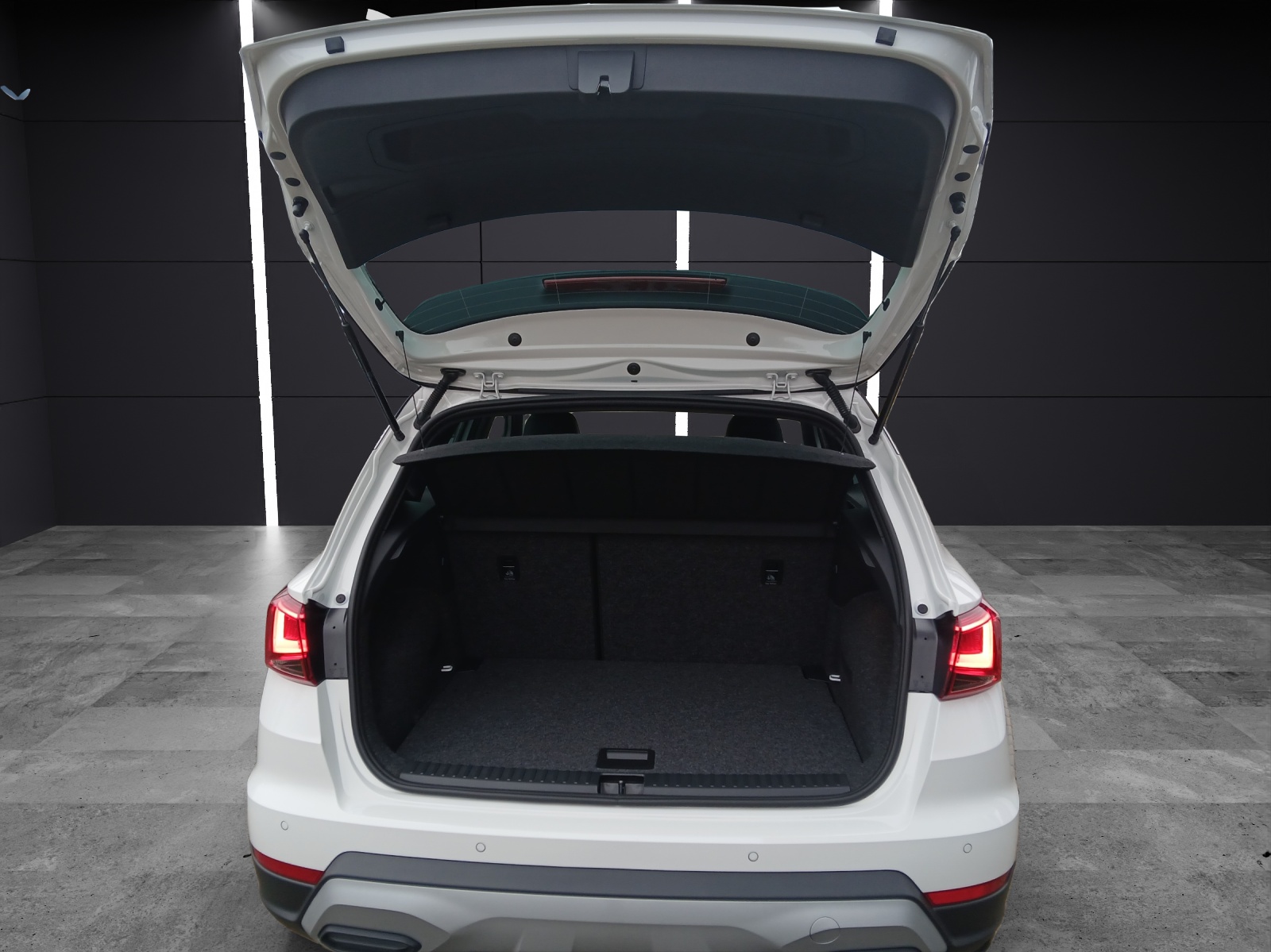 Fahrzeugabbildung SEAT Arona TSI Xperience DSG LED AHK Navi ACC RFK SH LM