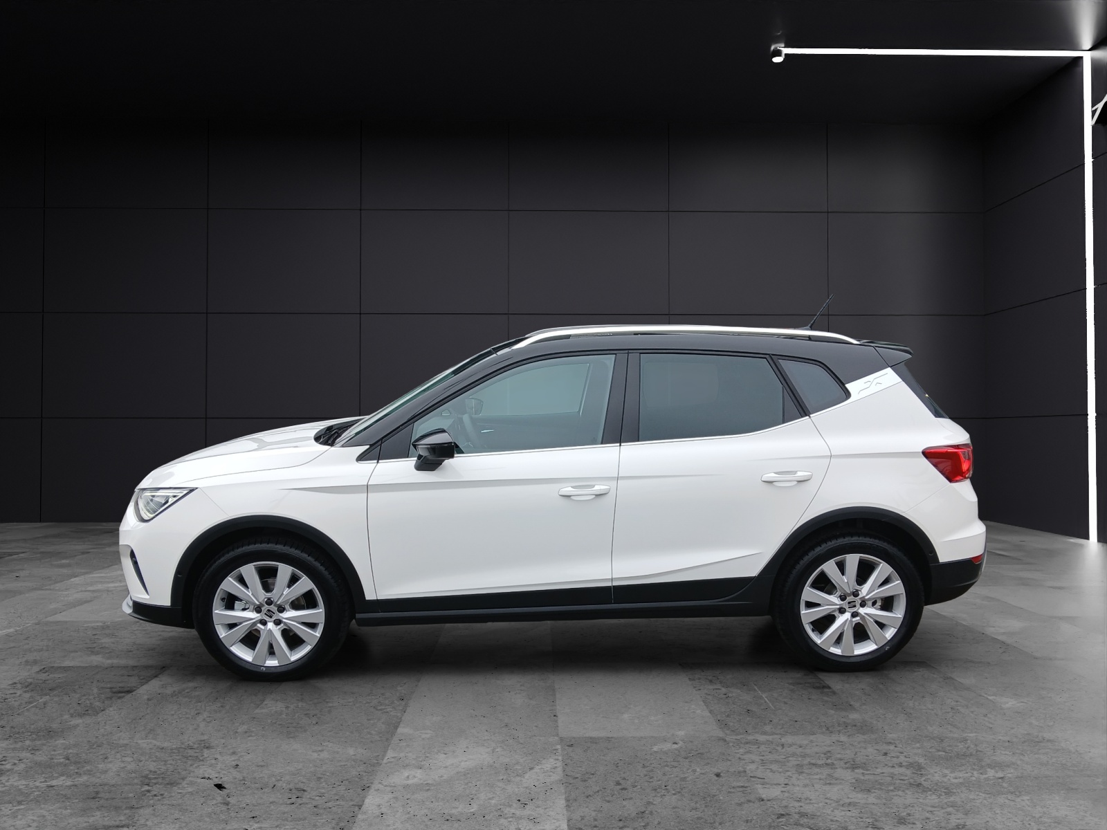 Fahrzeugabbildung SEAT Arona TSI Xperience DSG LED AHK Navi ACC RFK SH LM