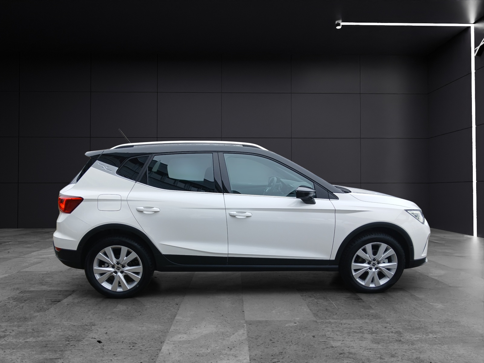 Fahrzeugabbildung SEAT Arona TSI Xperience DSG LED AHK Navi ACC RFK SH LM