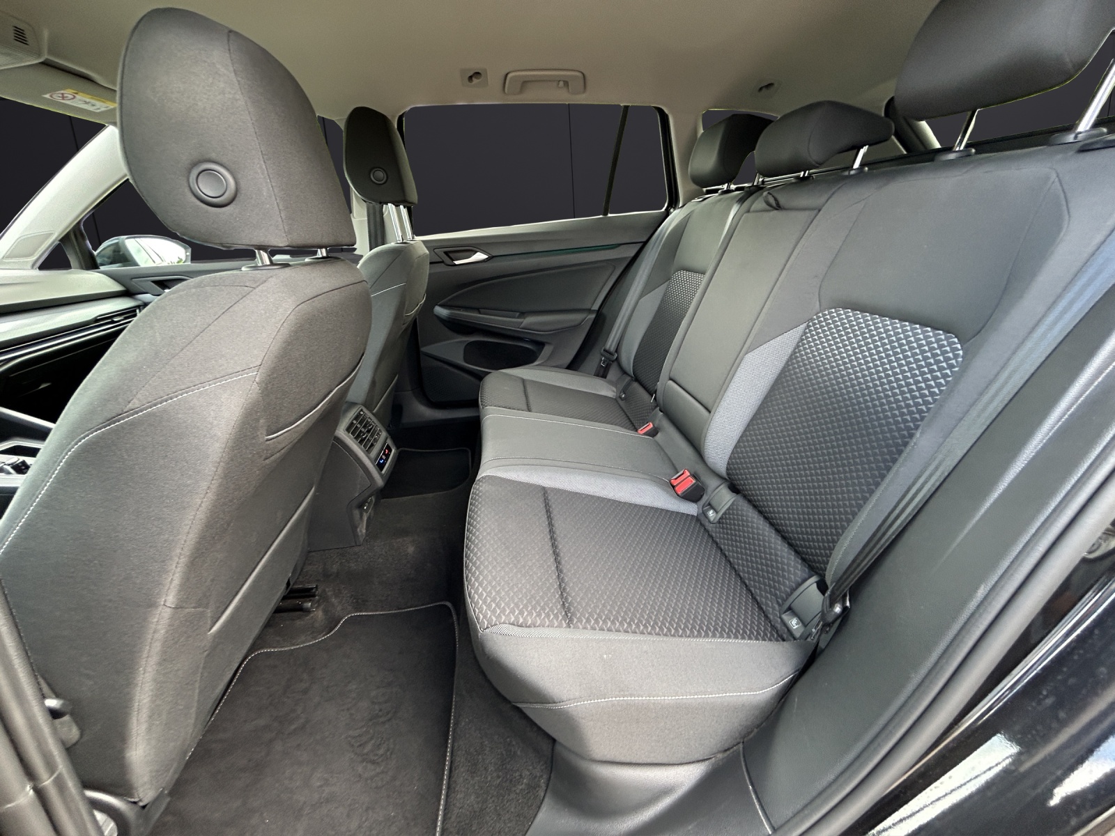 Fahrzeugabbildung Volkswagen Golf VIII Variant Active eTSI LED Navi ACC