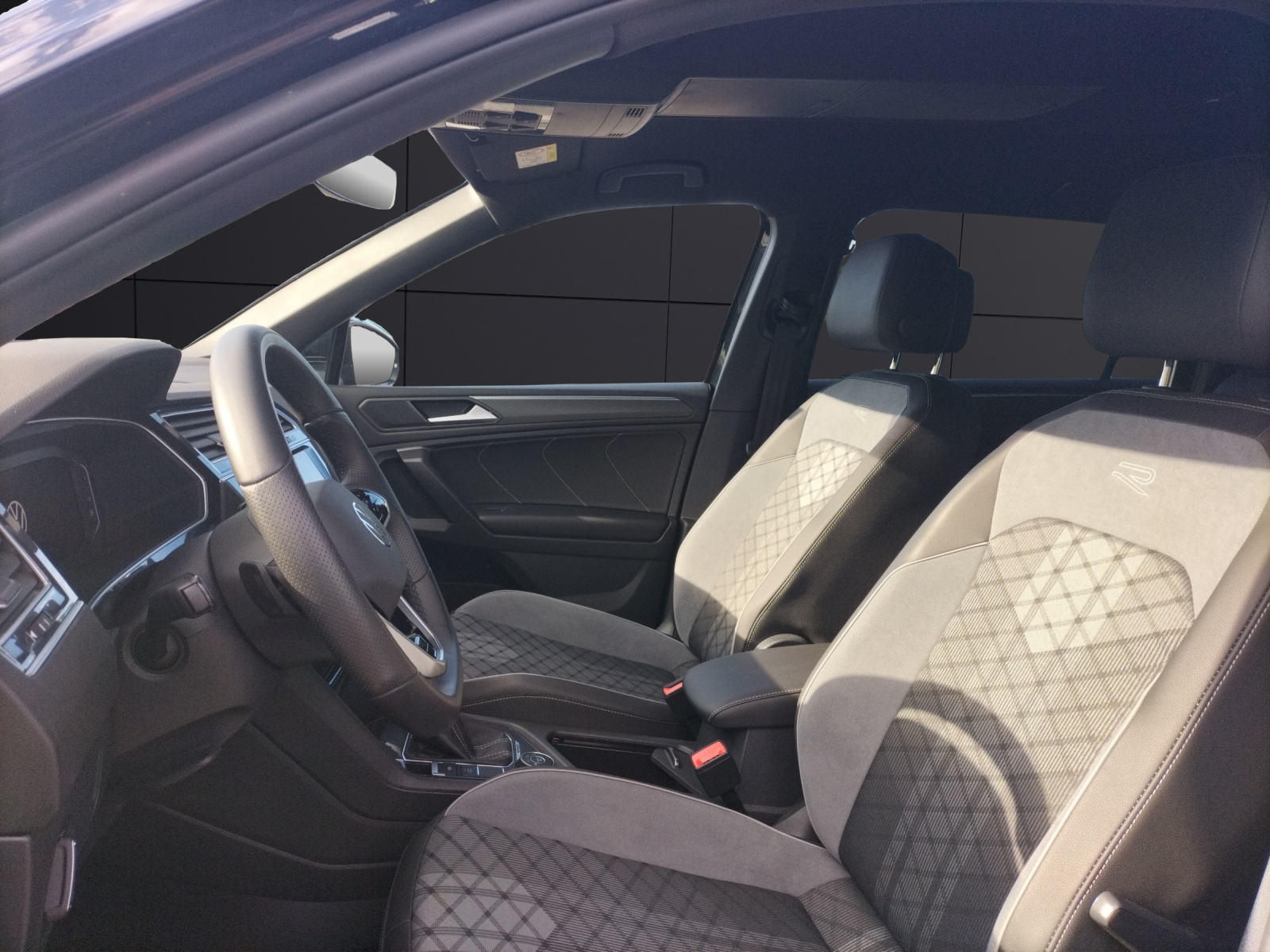 Fahrzeugabbildung Volkswagen Tiguan Allspace TDI R-Line DSG 4M 7-Si Matrix AHK Navi AID ACC RFK SH