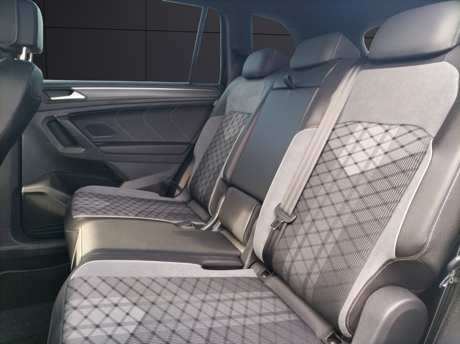 Fahrzeugabbildung Volkswagen Tiguan Allspace TDI R-Line DSG 4M 7-Si Matrix AHK Navi AID ACC RFK SH
