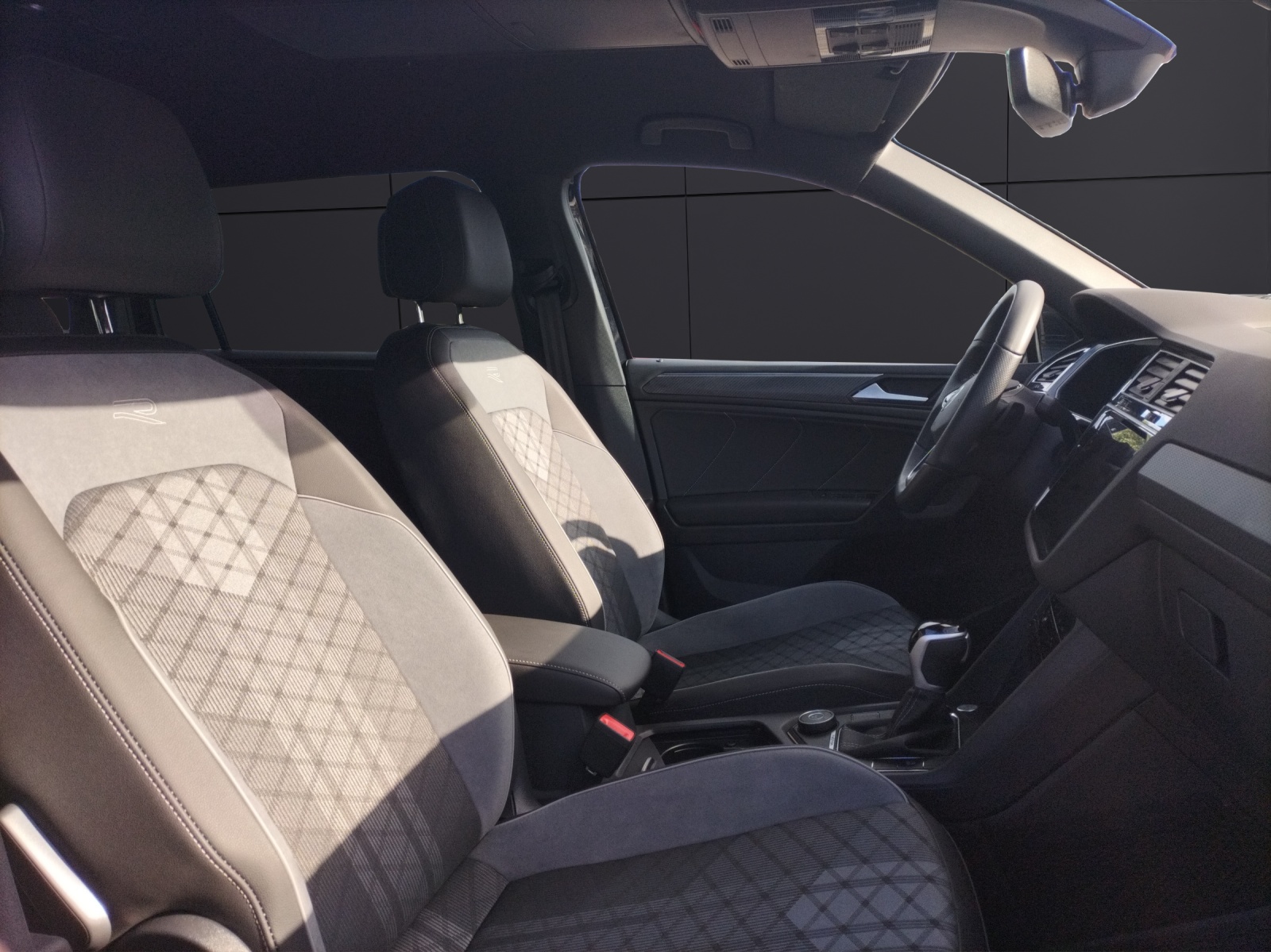 Fahrzeugabbildung Volkswagen Tiguan Allspace TDI R-Line DSG 4M 7-Si Matrix AHK Navi AID ACC RFK SH