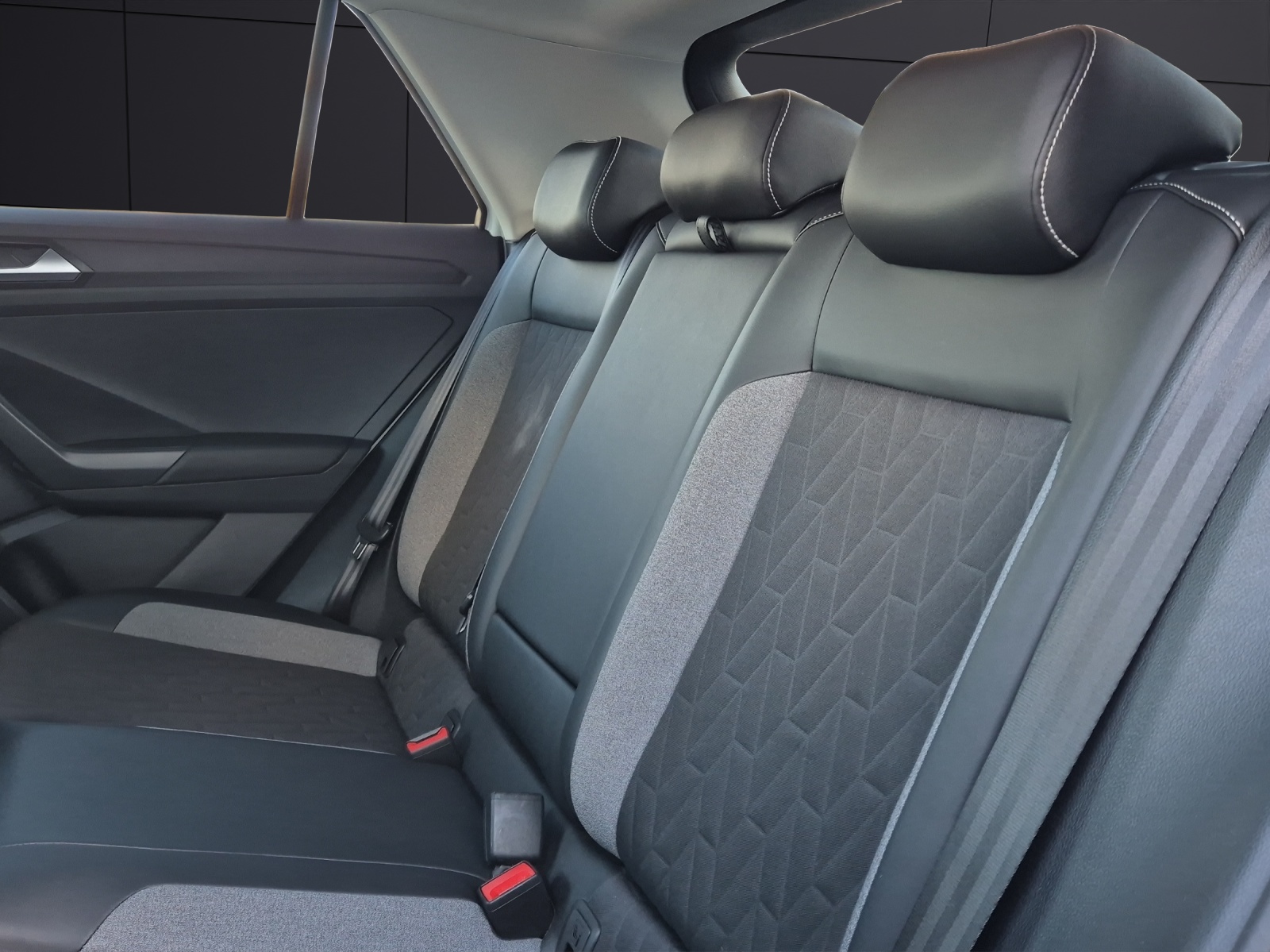 Fahrzeugabbildung Volkswagen T-Roc TSI Goal LED Navi AID ACC Park-Assist SH 17