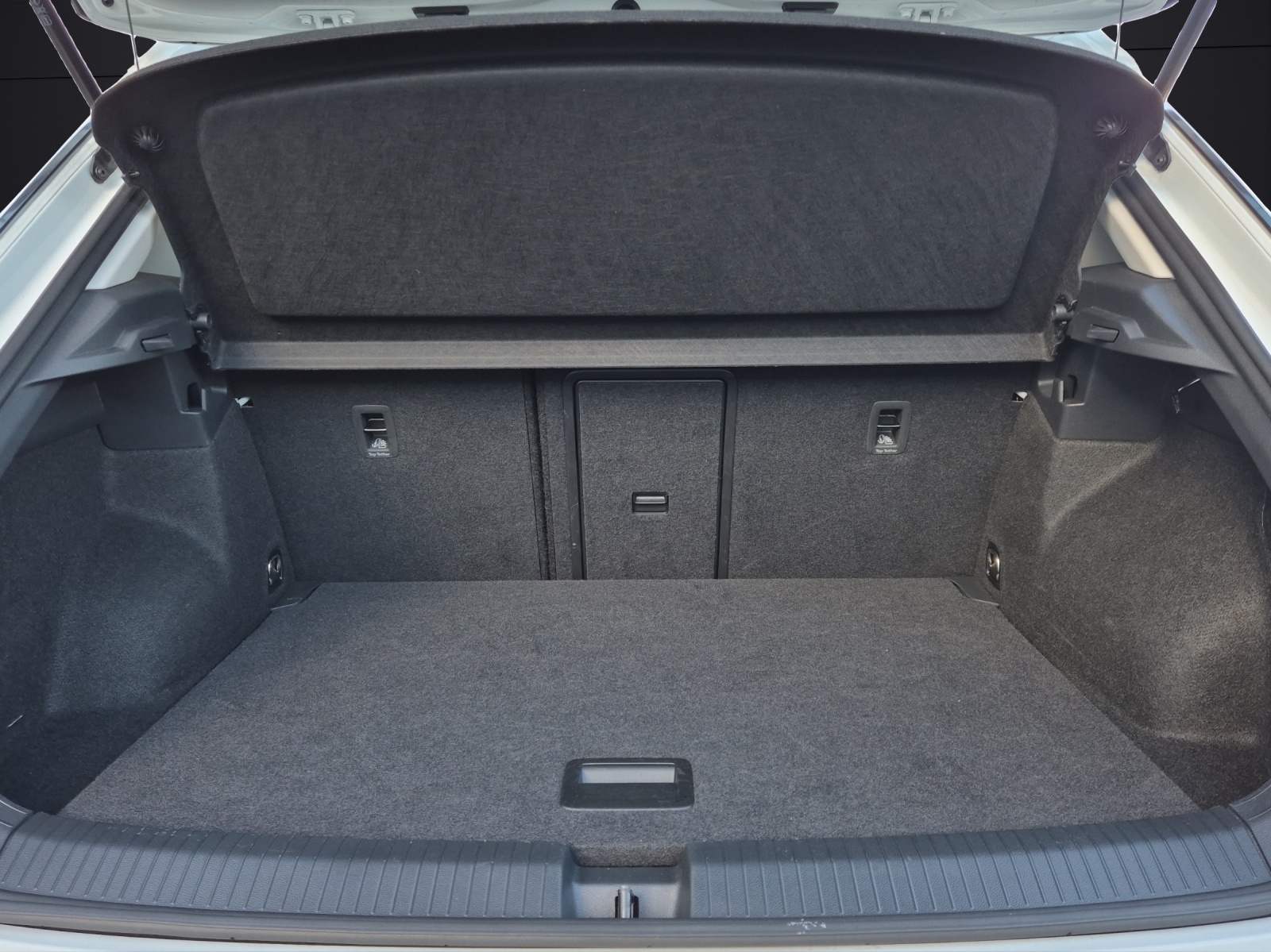 Fahrzeugabbildung Volkswagen T-Roc TSI Goal LED Navi AID ACC Park-Assist SH 17