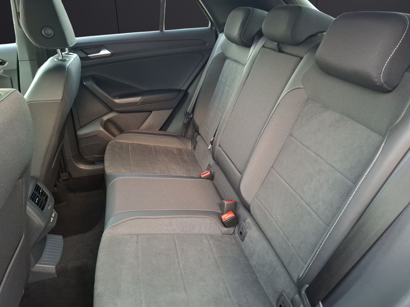 Fahrzeugabbildung Volkswagen T-Roc TSI R-Line DSG LEDplus Navi AID ACC RFK SH