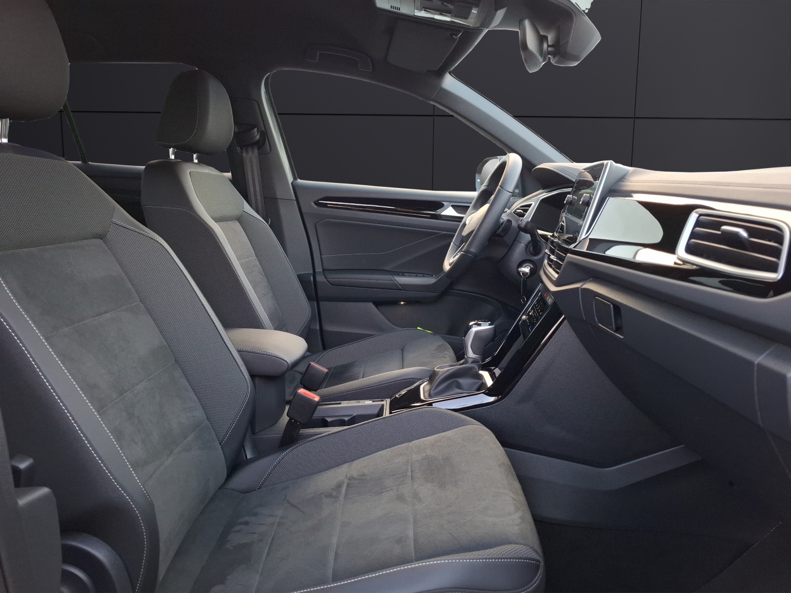 Fahrzeugabbildung Volkswagen T-Roc TSI R-Line DSG LEDplus Navi AID ACC RFK SH