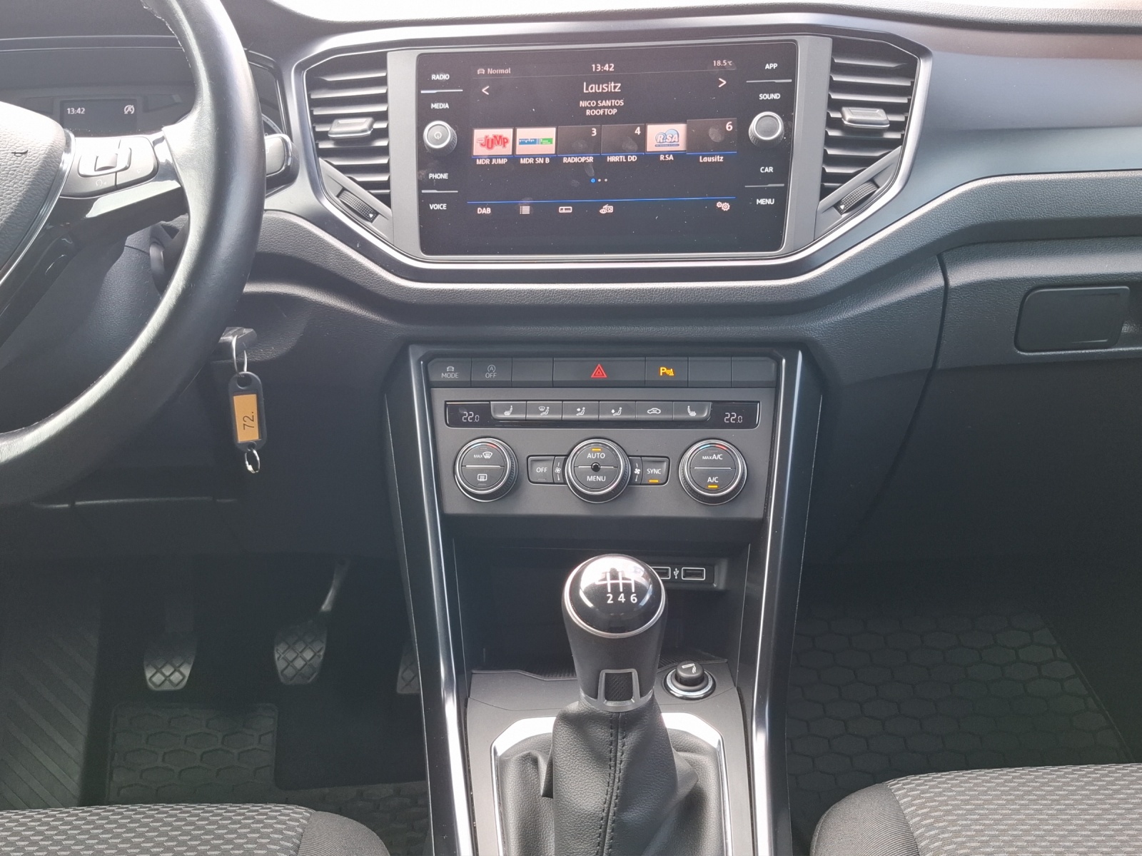 Fahrzeugabbildung Volkswagen T-Roc TSI CarPlay Klima GRA PDC SH LM