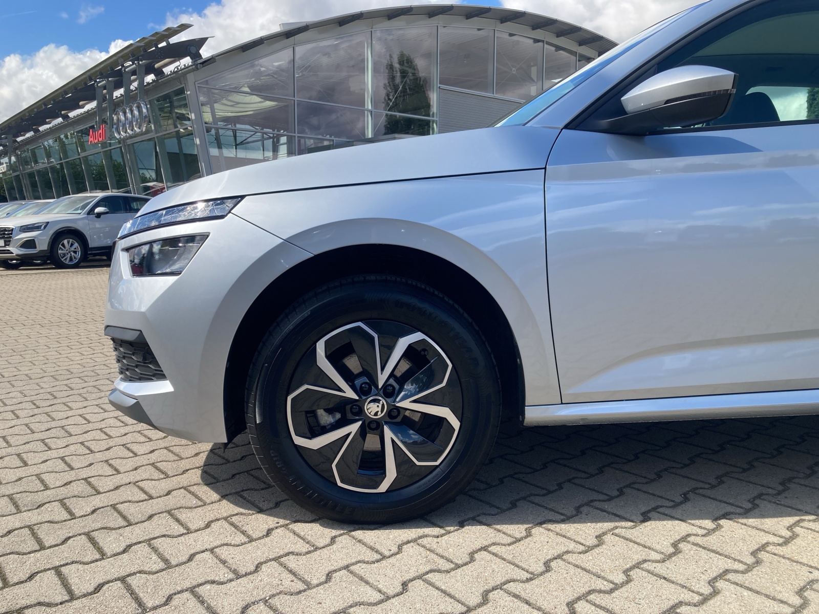 Fahrzeugabbildung SKODA Kamiq TSI Ambition LED Pano GRA PDC SH LM