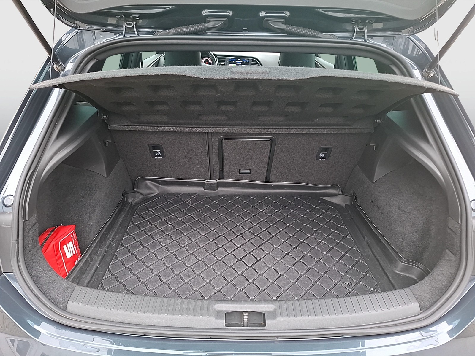 Fahrzeugabbildung SEAT Leon TSI FR LED Navi VC Pano ACC PDC SH 18