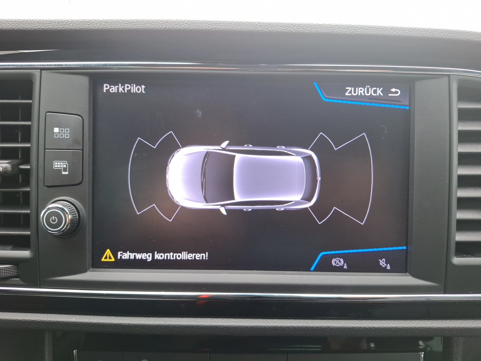 Fahrzeugabbildung SEAT Leon TSI FR LED Navi VC Pano ACC PDC SH 18