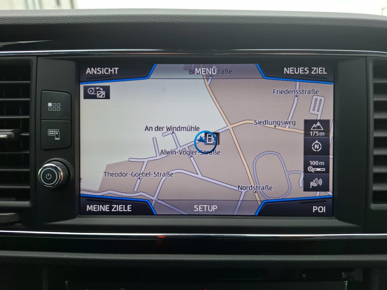Fahrzeugabbildung SEAT Leon TSI FR LED Navi VC Pano ACC PDC SH 18