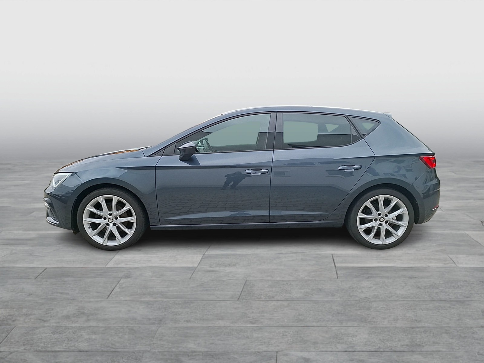 Fahrzeugabbildung SEAT Leon TSI FR LED Navi VC Pano ACC PDC SH 18