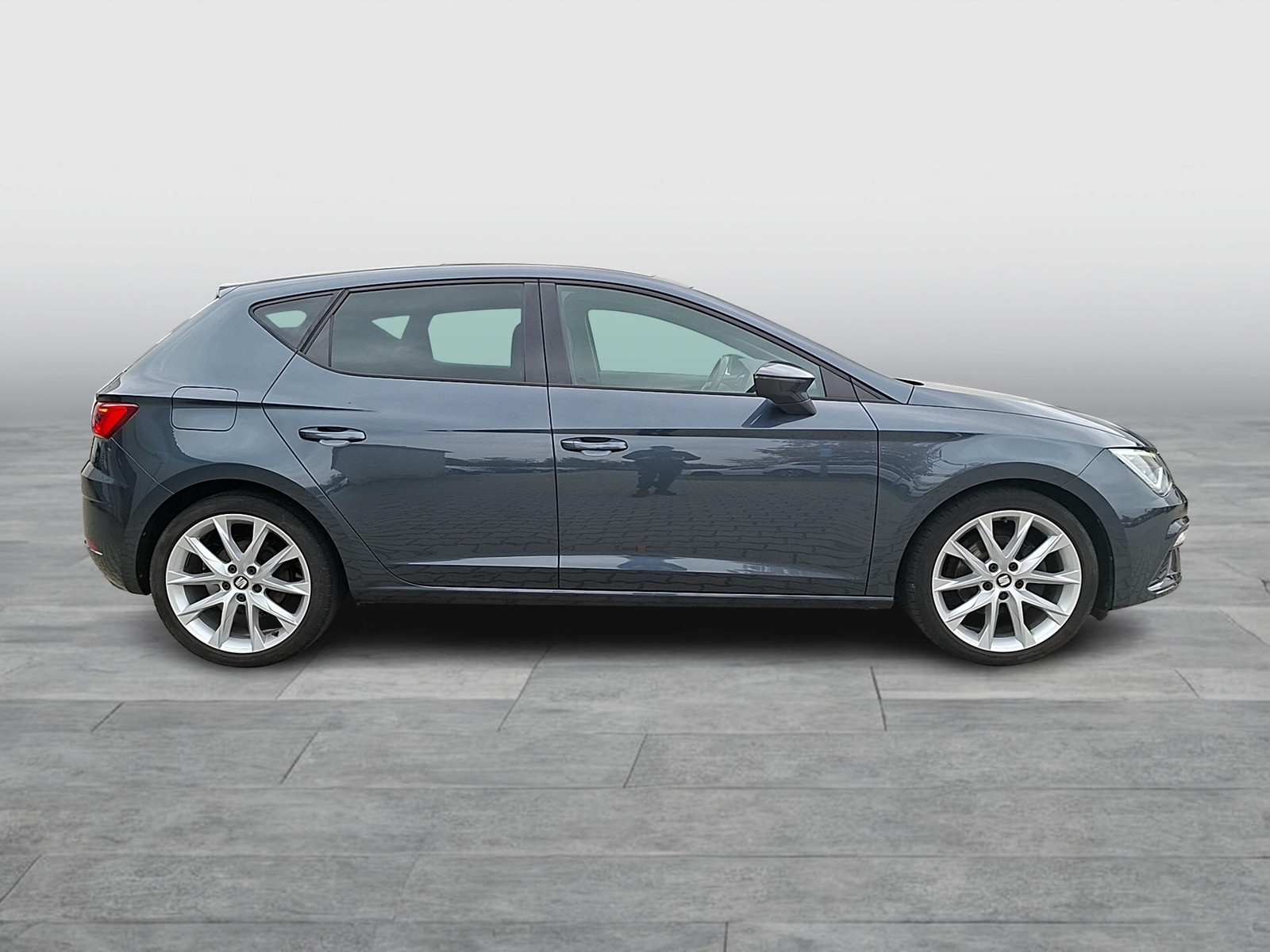 Fahrzeugabbildung SEAT Leon TSI FR LED Navi VC Pano ACC PDC SH 18