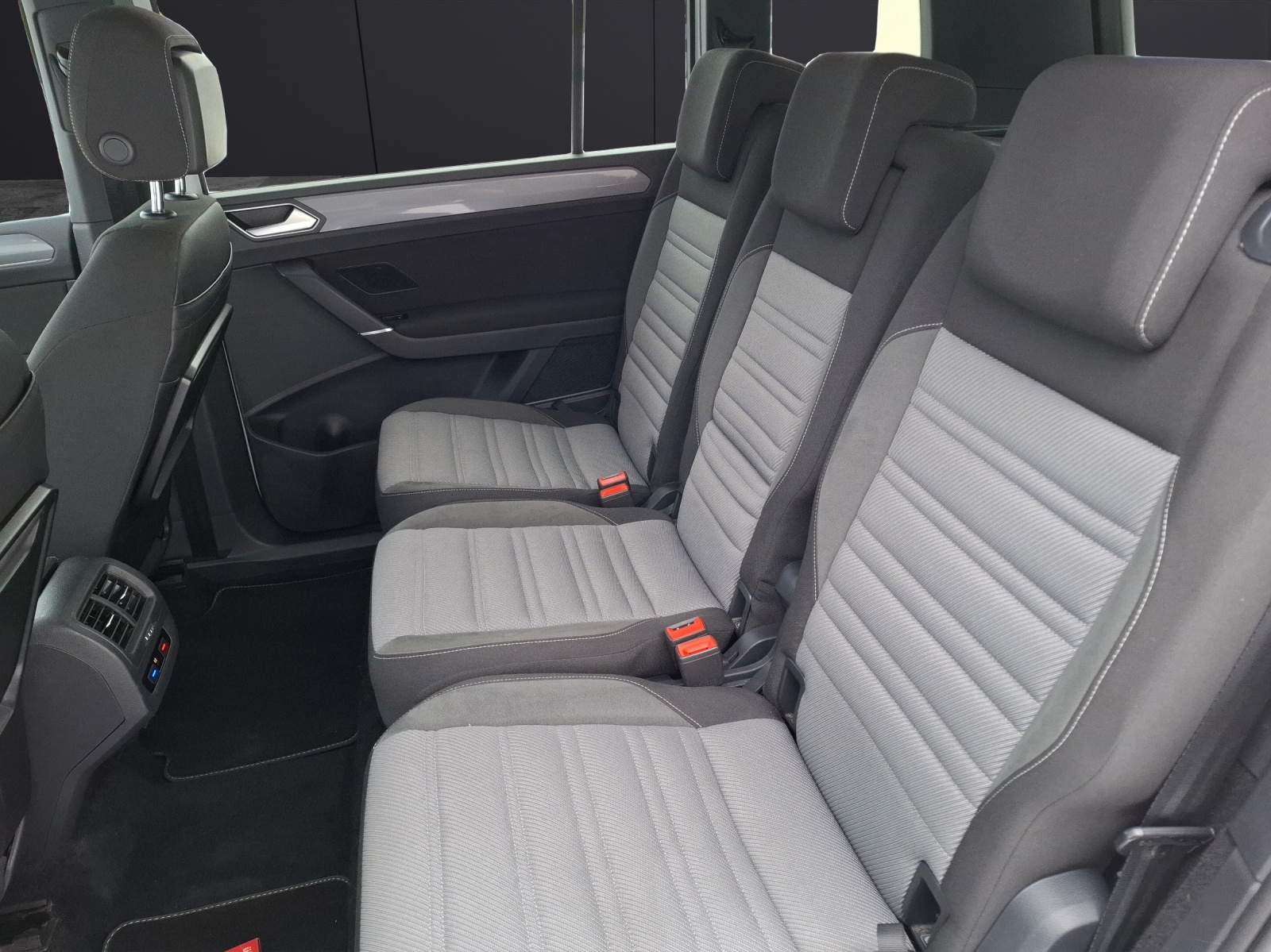 Fahrzeugabbildung Volkswagen Touran TDI Highline 7-Si R-Line LED AHK Navi ACC RFK SH 18