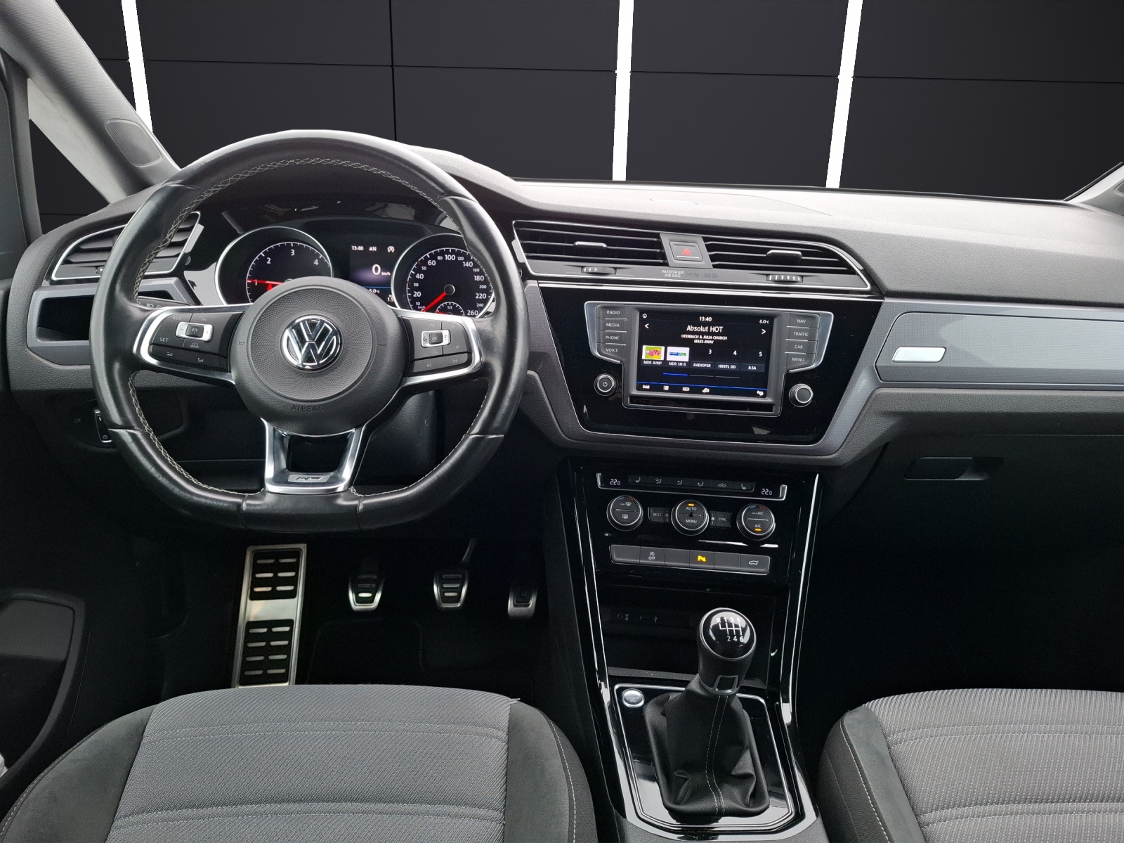 Fahrzeugabbildung Volkswagen Touran TDI Highline 7-Si R-Line LED AHK Navi ACC RFK SH 18