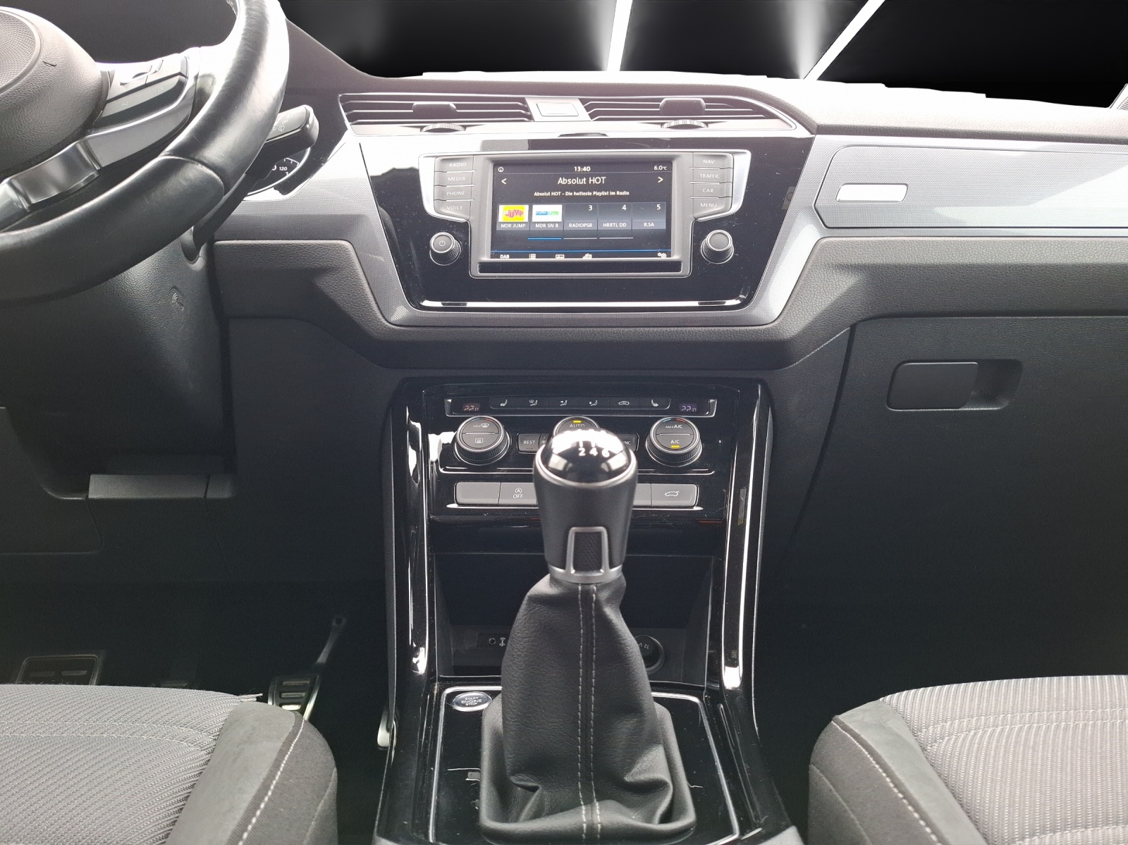 Fahrzeugabbildung Volkswagen Touran TDI Highline 7-Si R-Line LED AHK Navi ACC RFK SH 18