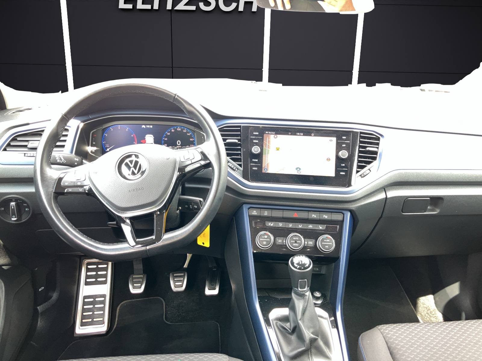 Fahrzeugabbildung Volkswagen T-Roc TSI United LED Navi AID ACC Park-Assist SH
