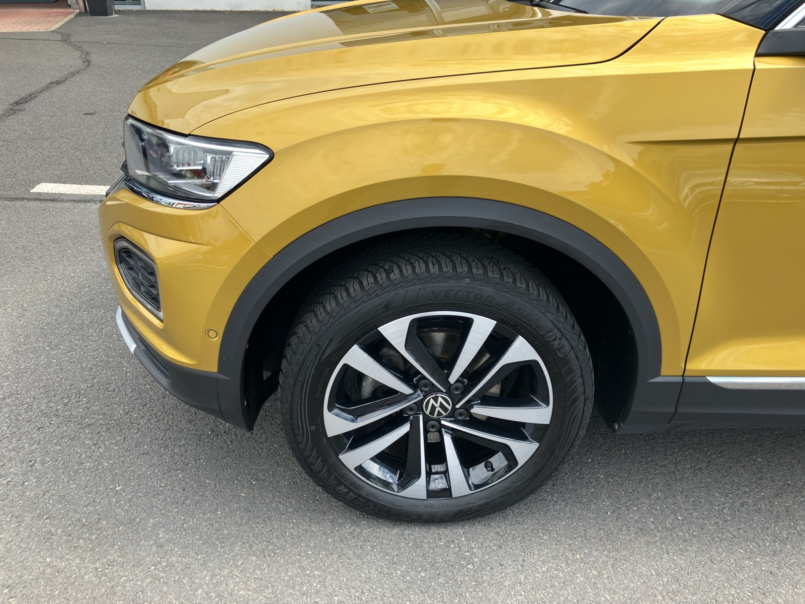 Fahrzeugabbildung Volkswagen T-Roc TSI United LED Navi AID ACC Park-Assist SH