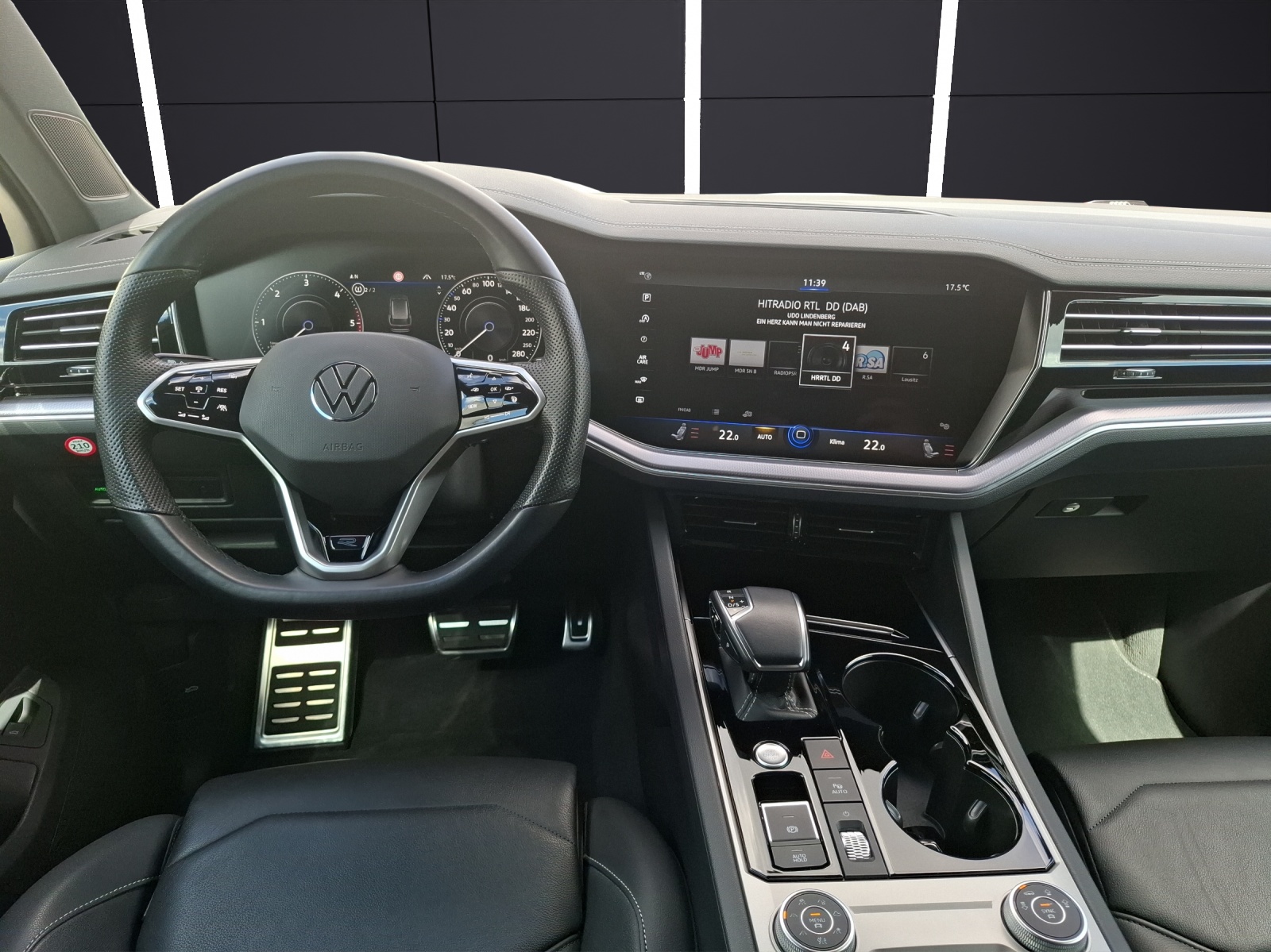 Fahrzeugabbildung Volkswagen Touareg TDI R-Line 4M Matrix Luft Navi ACC 360° AID Leder