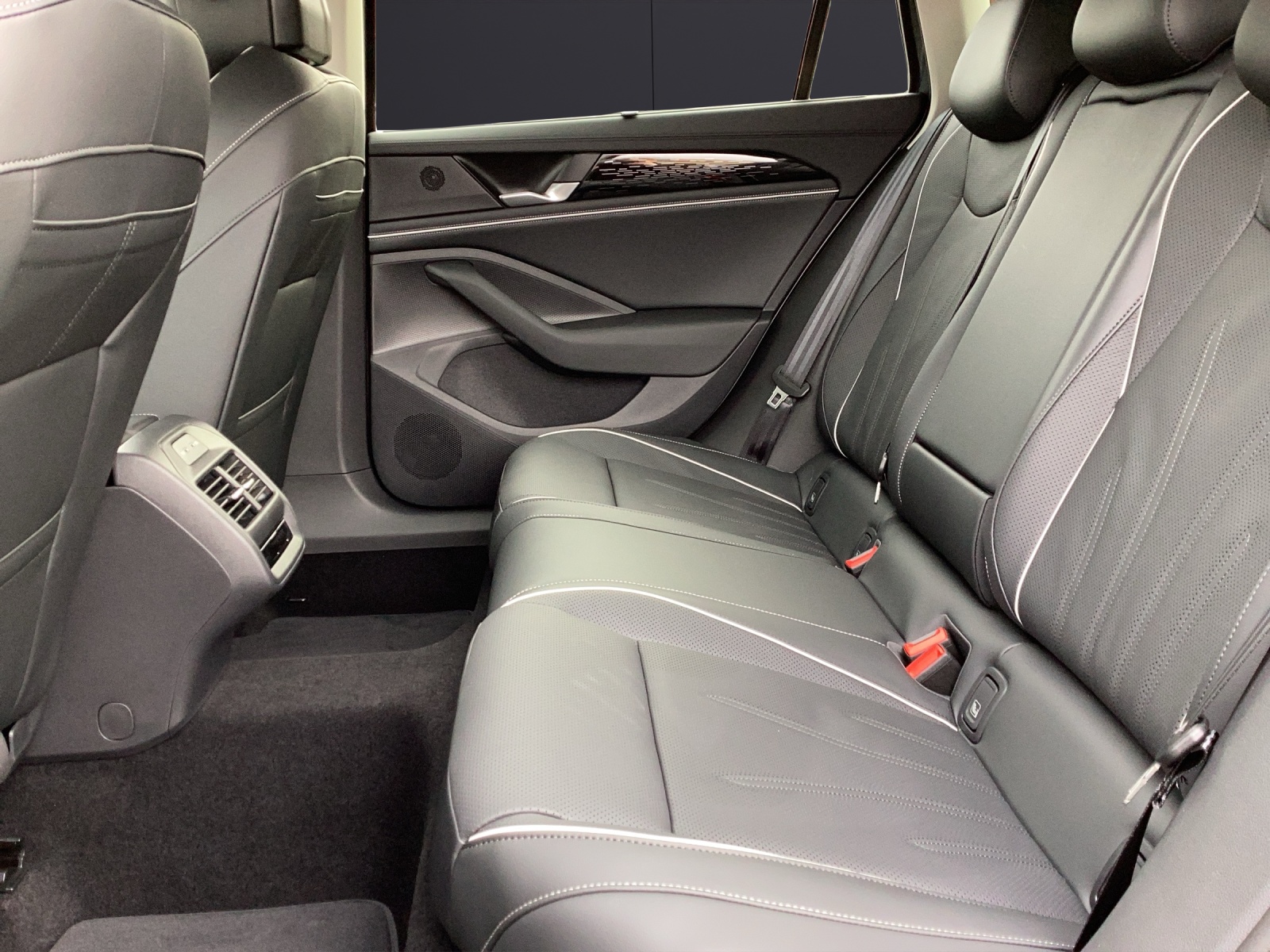 Fahrzeugabbildung Volkswagen Passat Variant Elegance NAVI AHZV DCC LED DAB