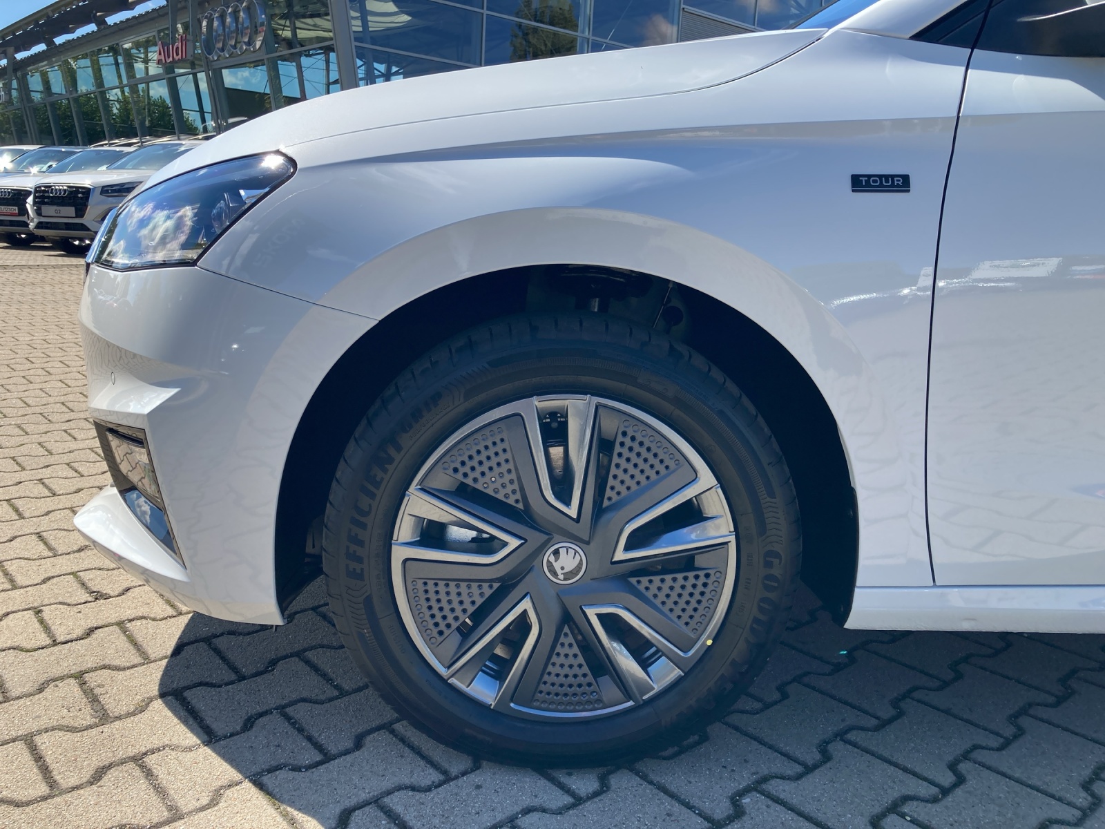 Fahrzeugabbildung SKODA Fabia Tour TSI DSG Climatronic DAB Lane Assist