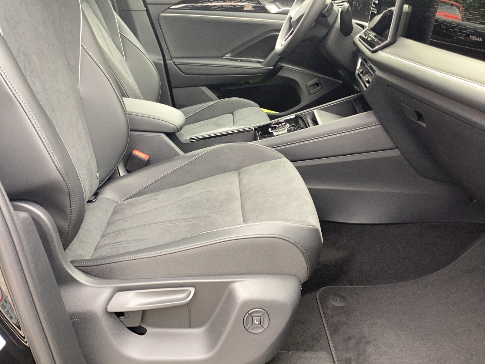 Fahrzeugabbildung Volkswagen Tiguan TDI Elegance AHZV IQ-LED NAVI HuD Standh.