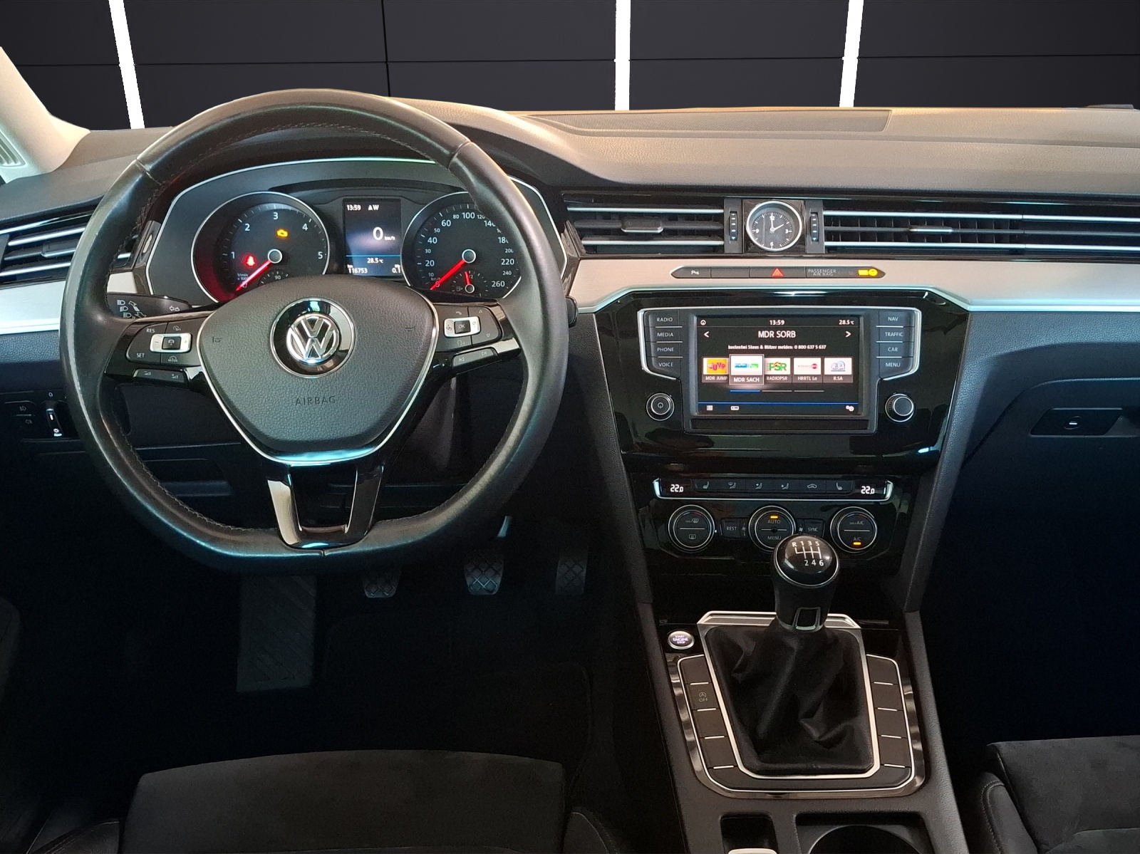 Fahrzeugabbildung Volkswagen Passat Variant TDI Highline LED Navi ACC PDC SH