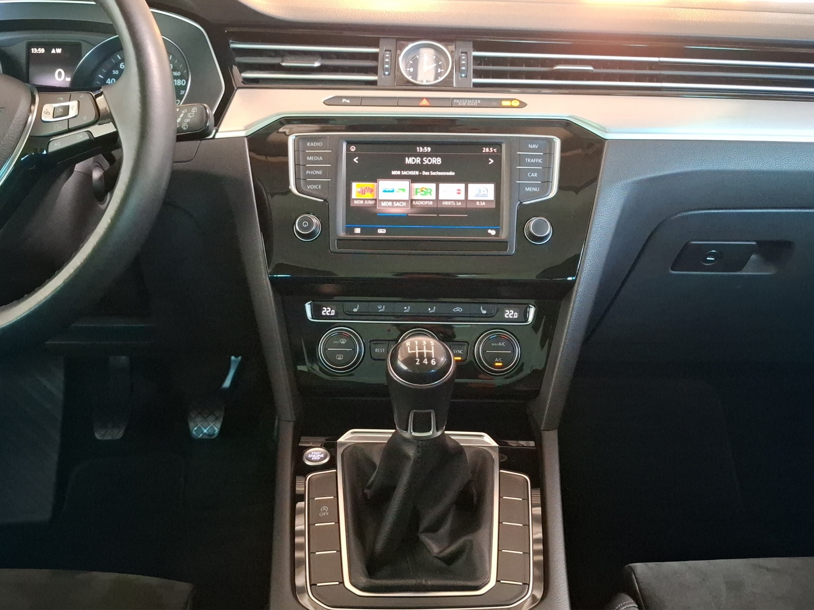 Fahrzeugabbildung Volkswagen Passat Variant TDI Highline LED Navi ACC PDC SH