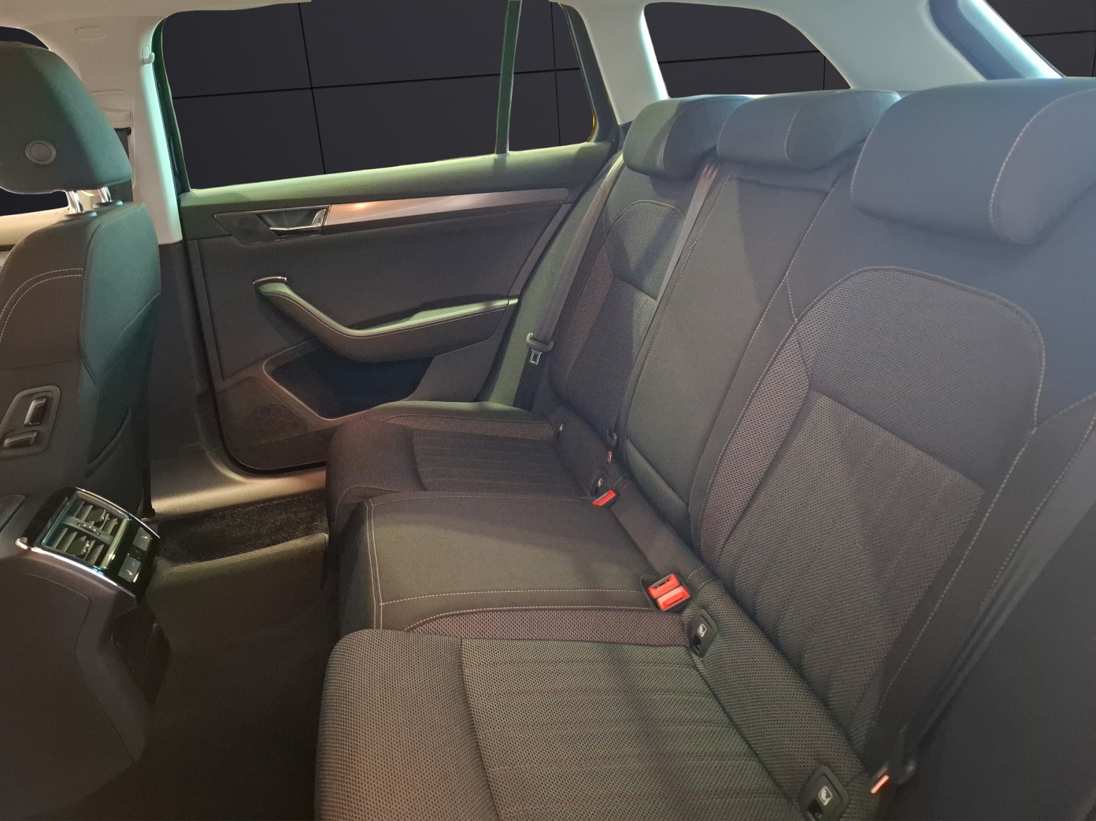 Fahrzeugabbildung SKODA Superb Combi TDI Style DSG Matrix Navi PDC SH LM