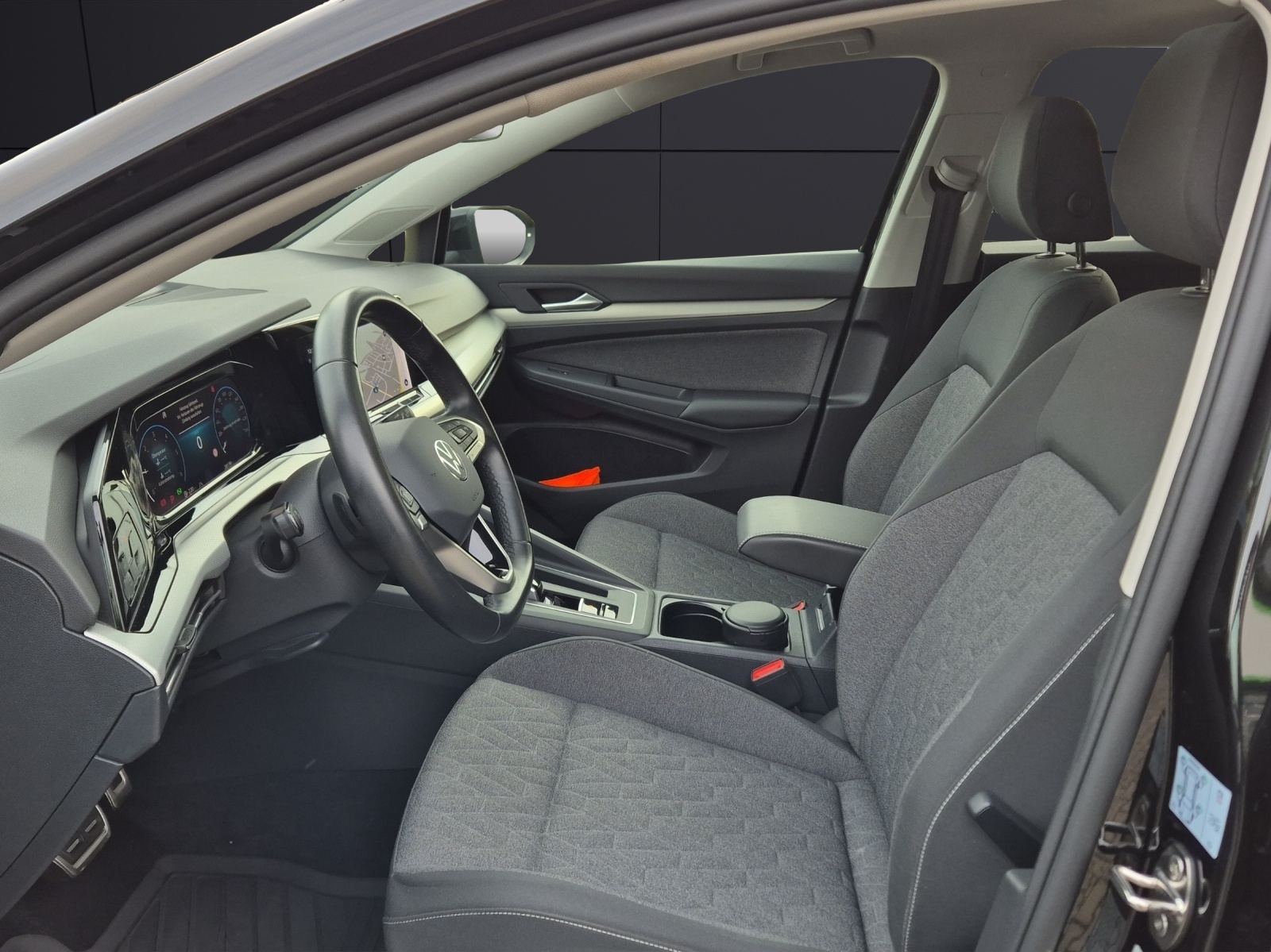 Fahrzeugabbildung Volkswagen Golf VIII MOVE LED ACC AHK PANO HuD AID NAVI