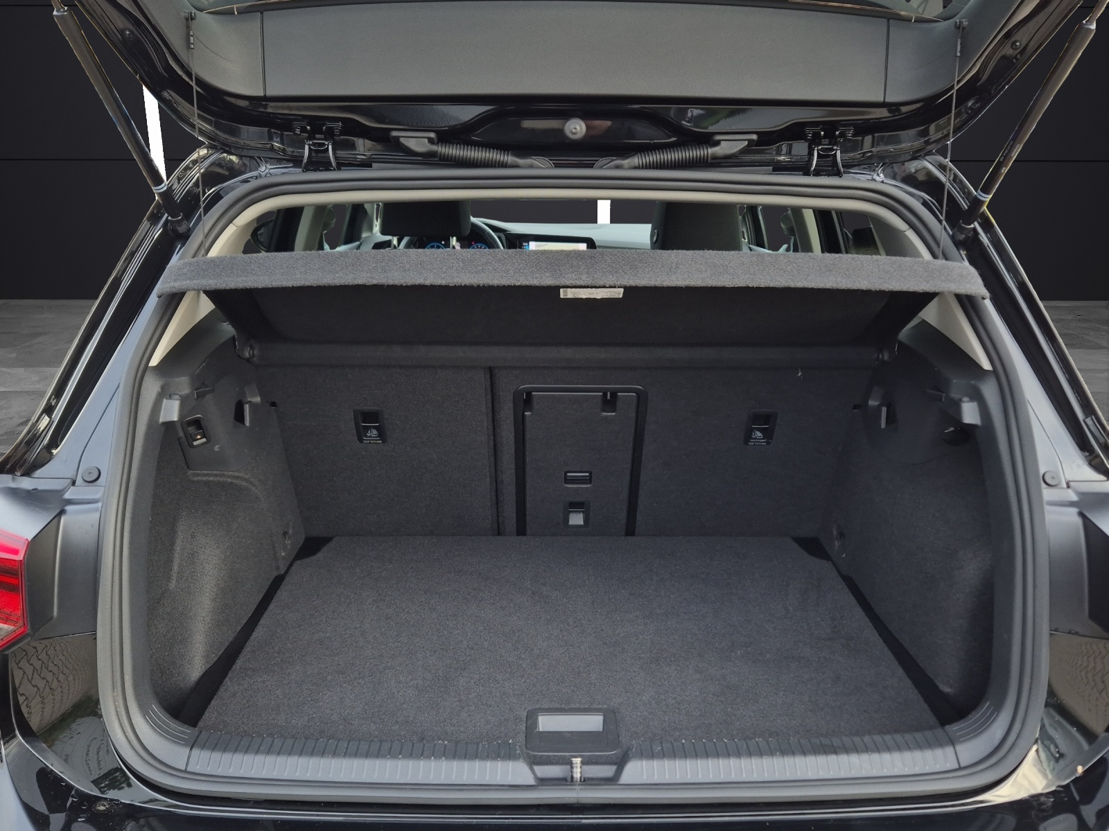 Fahrzeugabbildung Volkswagen Golf VIII MOVE LED ACC AHK PANO HuD AID NAVI