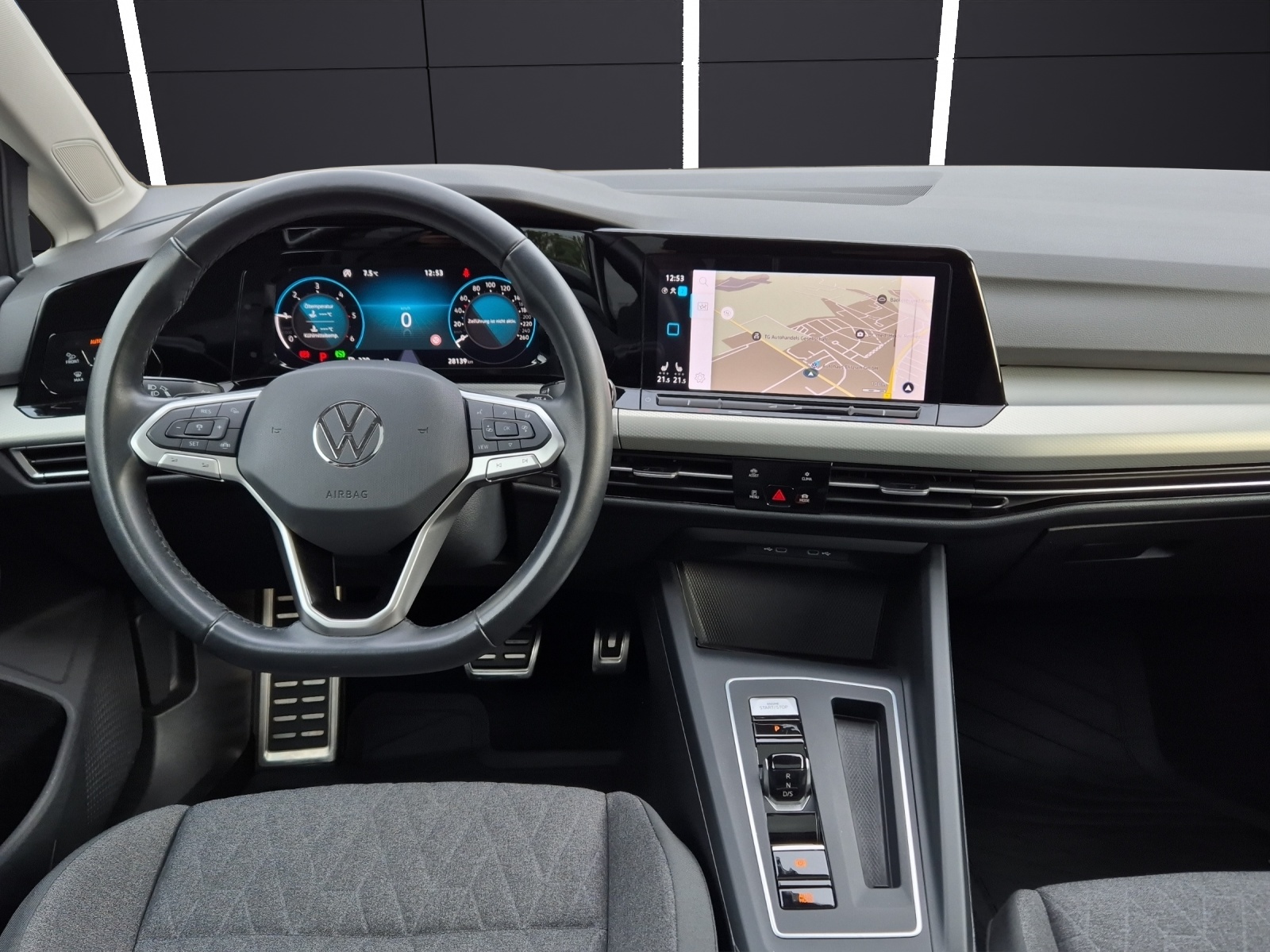 Fahrzeugabbildung Volkswagen Golf VIII MOVE LED ACC AHK PANO HuD AID NAVI