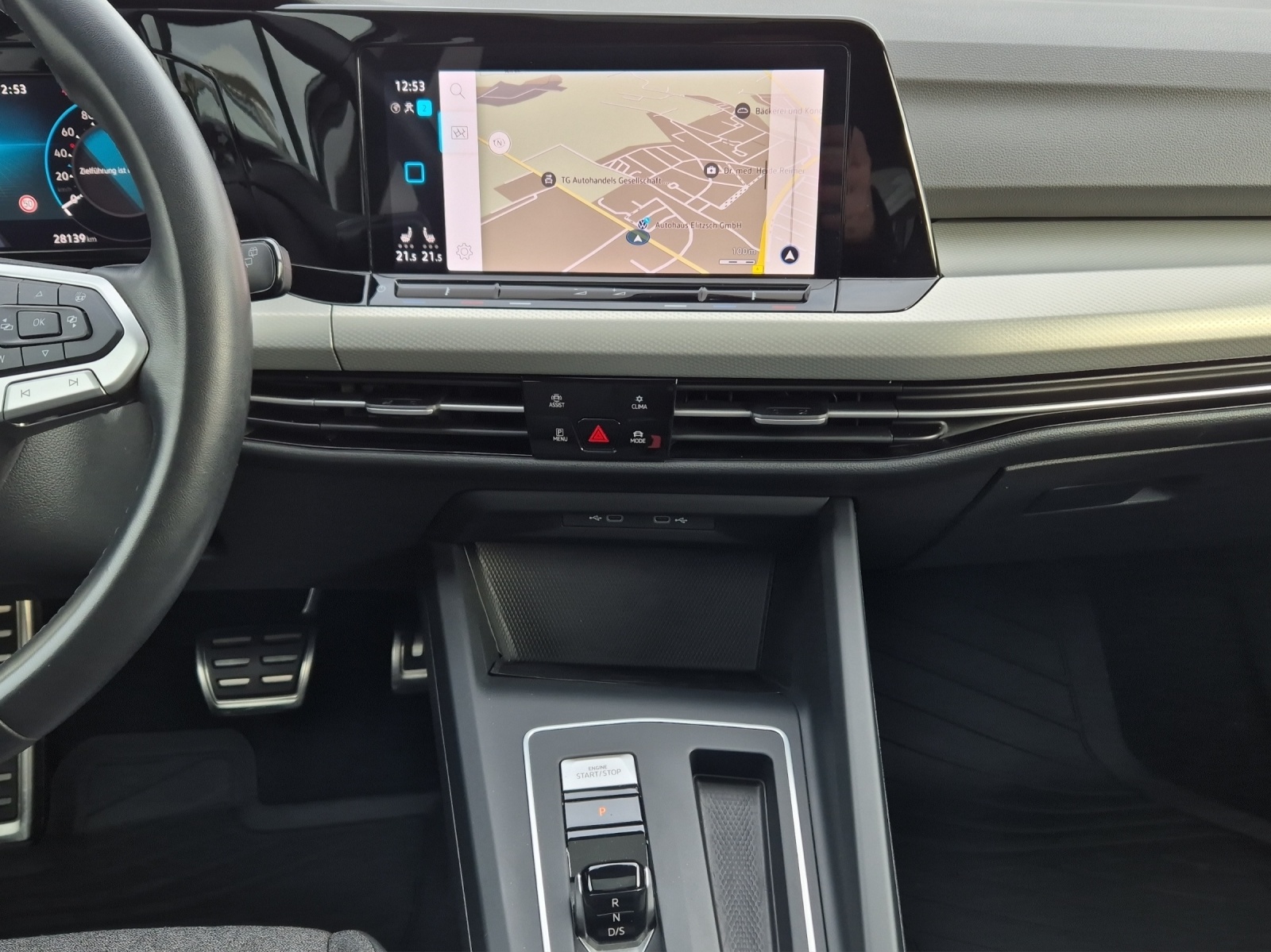 Fahrzeugabbildung Volkswagen Golf VIII MOVE LED ACC AHK PANO HuD AID NAVI