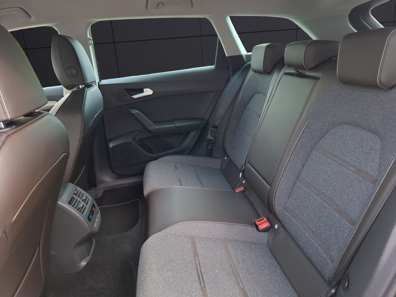 Fahrzeugabbildung SEAT Leon ST eTSI Xcellence DSG LED Navi GRA Park-Assist SH