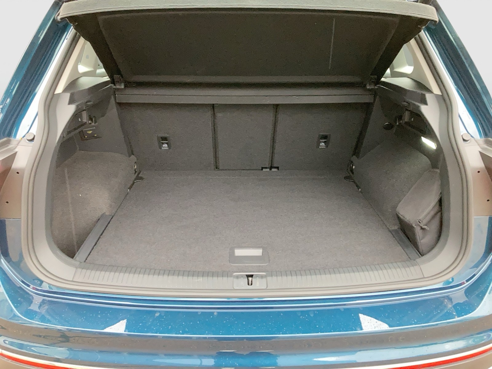 Fahrzeugabbildung Volkswagen Tiguan TDI Elegance 4M IQ.Light Navi ACC AHK SHZ