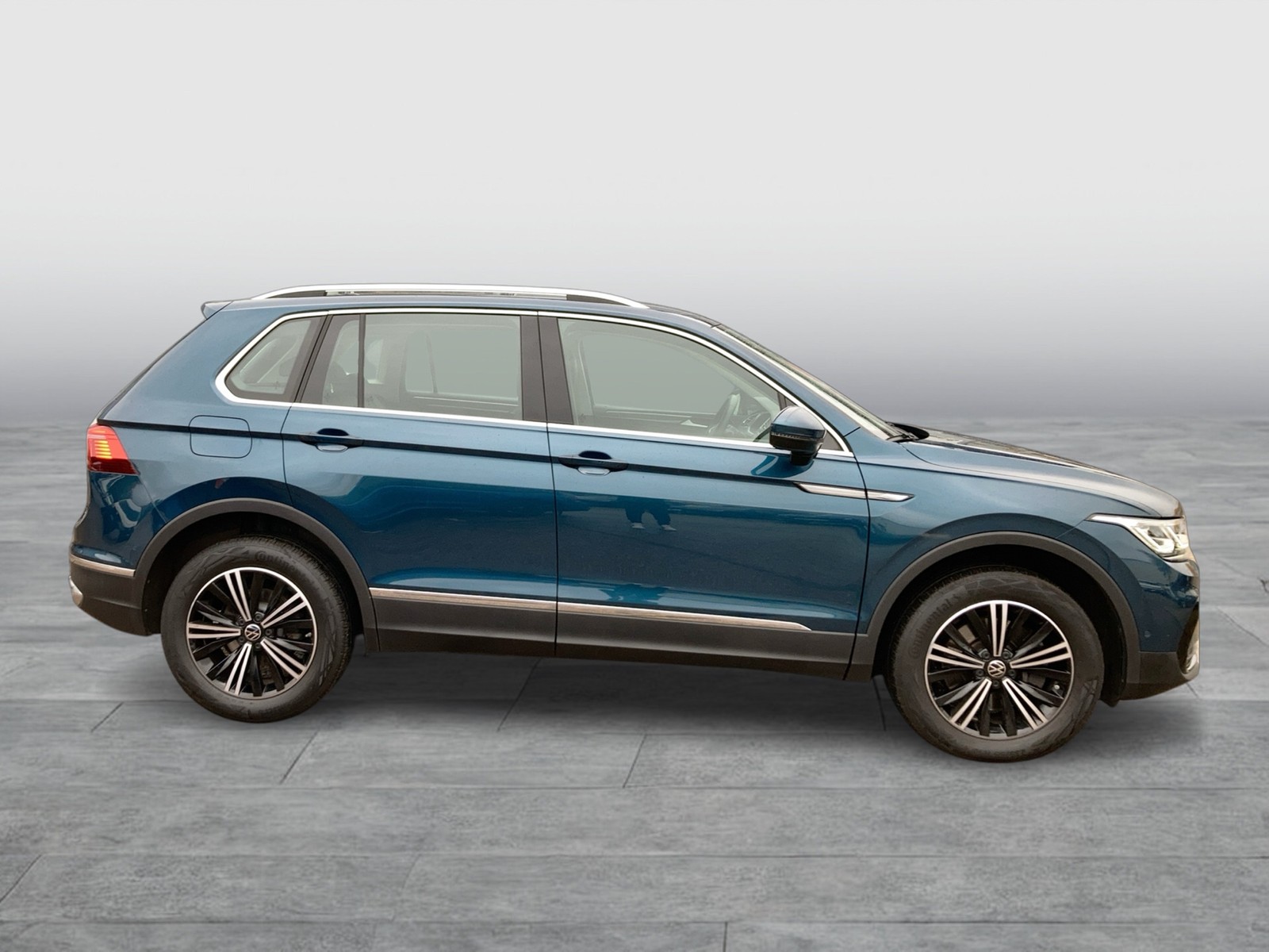 Fahrzeugabbildung Volkswagen Tiguan TDI Elegance 4M IQ.Light Navi ACC AHK SHZ