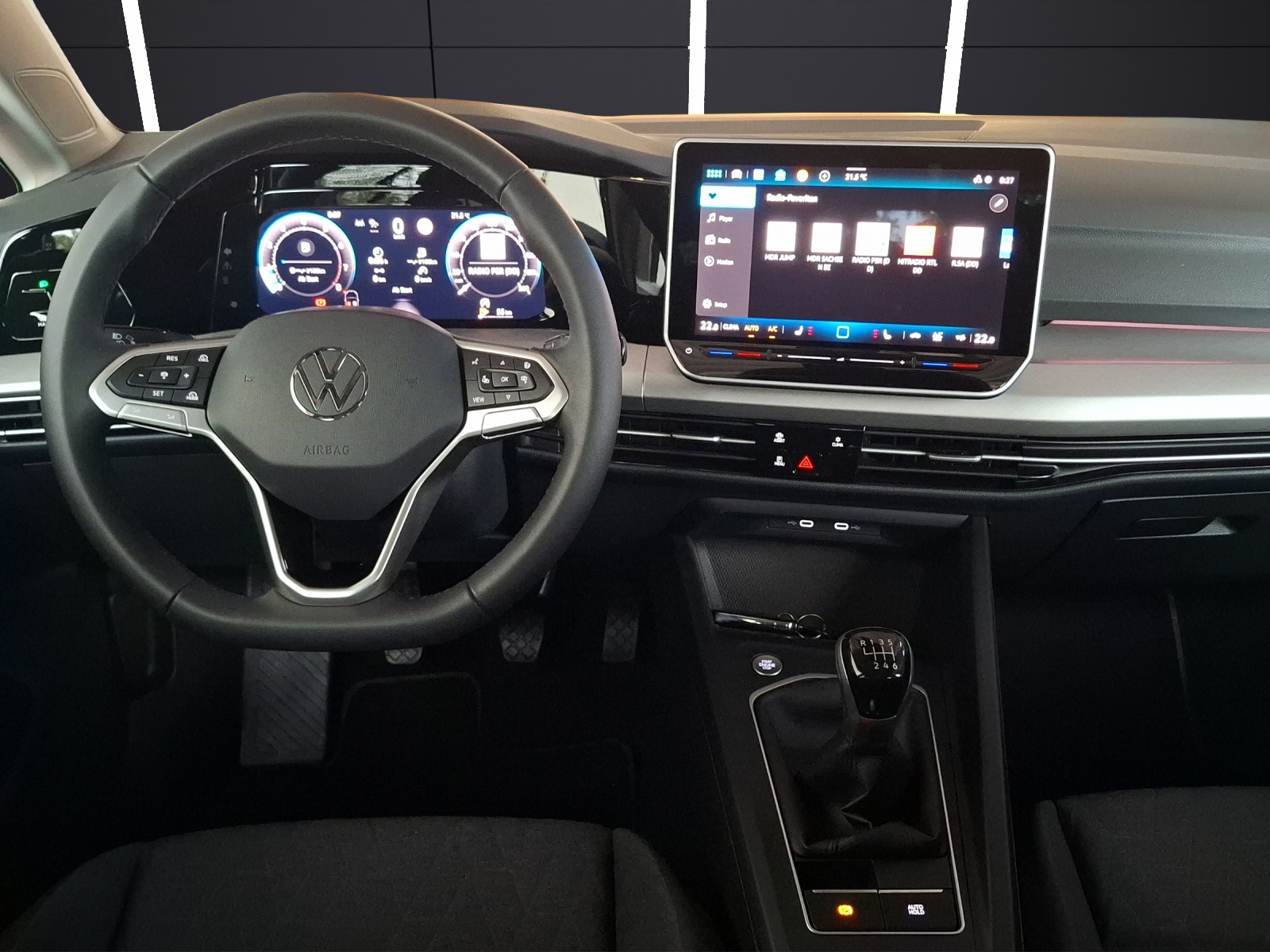 Fahrzeugabbildung Volkswagen Golf VIII TSI Life LED CarPlay AID ACC RFK SH