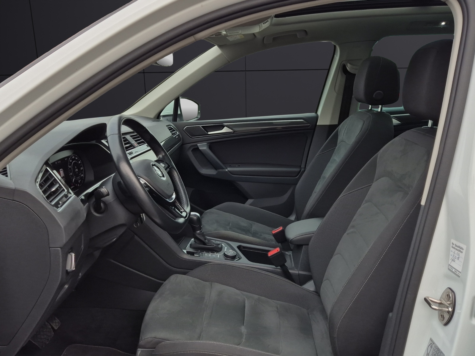 Fahrzeugabbildung Volkswagen Tiguan TDI Highline DSG 4M R-Line Standhzg. LED AHK Navi Pano AID ACC SH 19