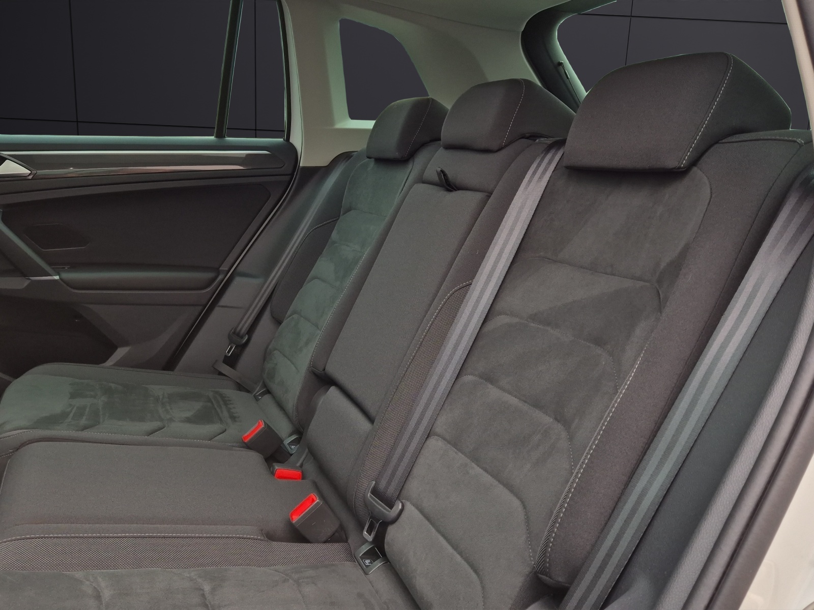 Fahrzeugabbildung Volkswagen Tiguan TDI Highline DSG 4M R-Line Standhzg. LED AHK Navi Pano AID ACC SH 19