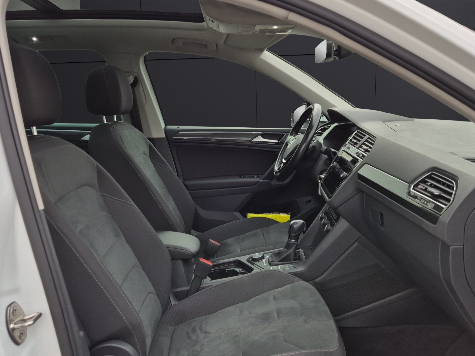 Fahrzeugabbildung Volkswagen Tiguan TDI Highline DSG 4M R-Line Standhzg. LED AHK Navi Pano AID ACC SH 19