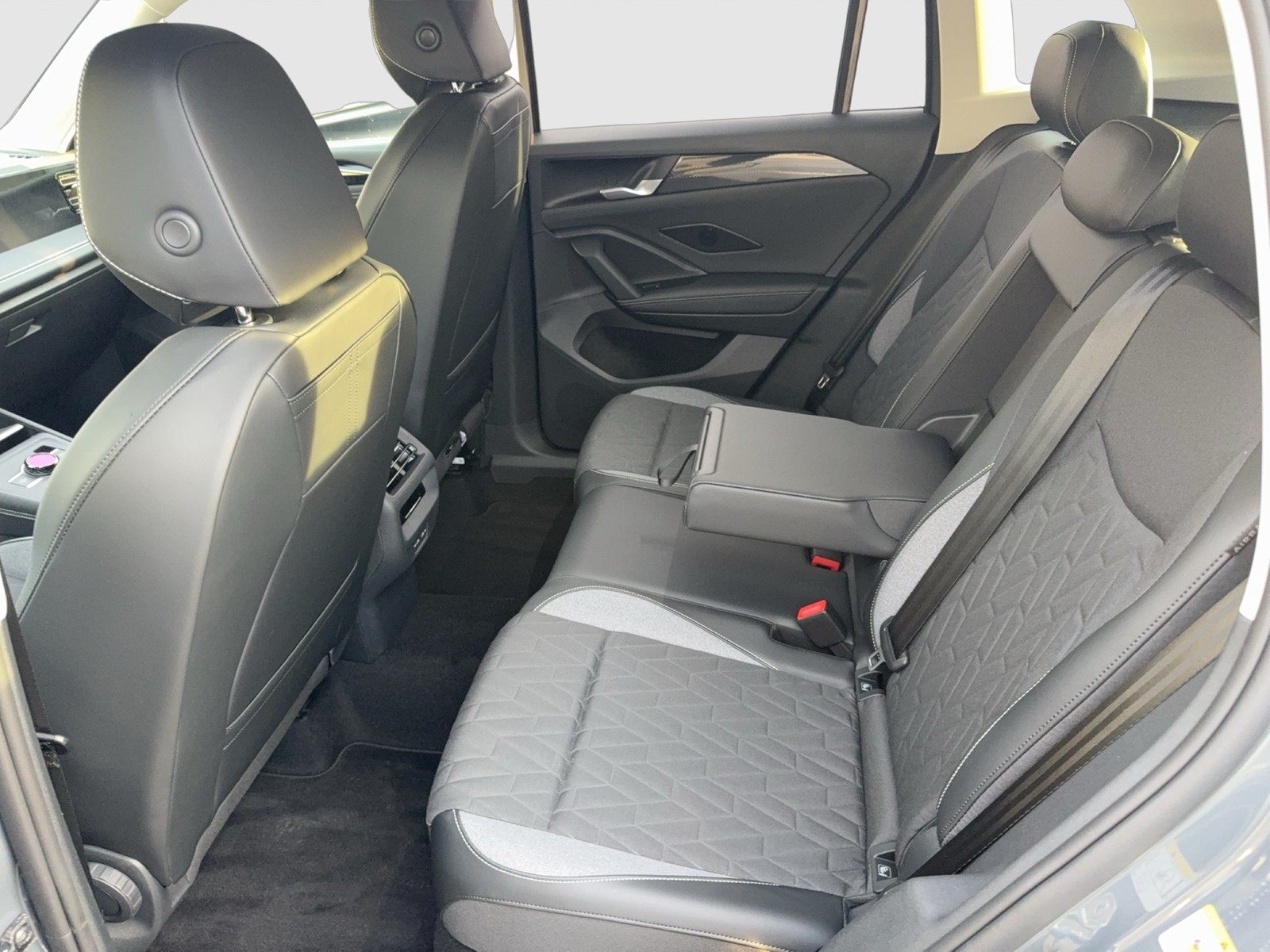 Fahrzeugabbildung Volkswagen Tiguan eTSI Life IQ-LED AHZV NAVI Kessy
