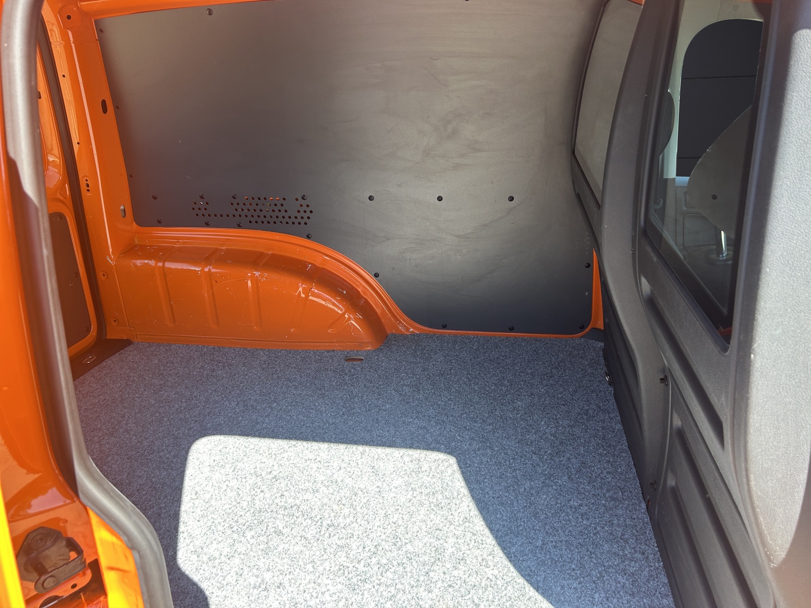 Fahrzeugabbildung Volkswagen Caddy TSI Kasten AHK PDC elekt. Paket