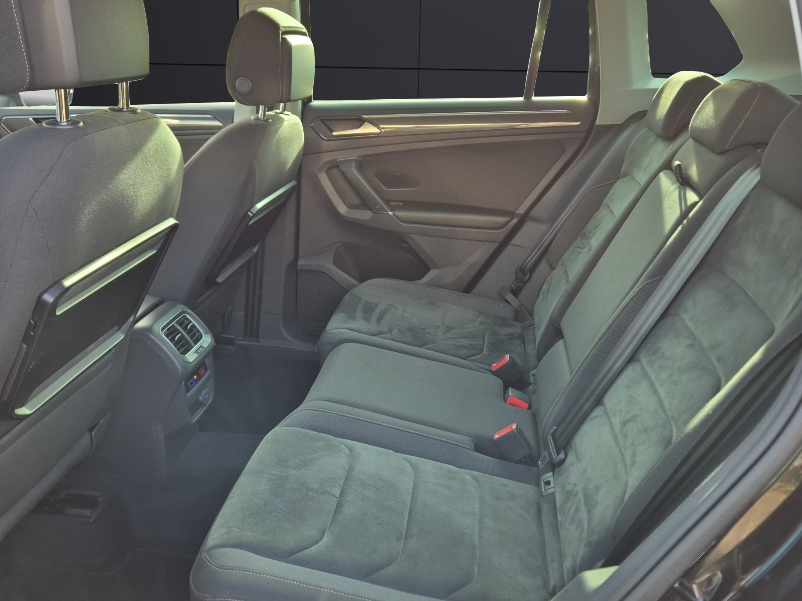 Fahrzeugabbildung Volkswagen Tiguan TDI Highline DSG 4M LED AHK Navi ACC PDC SH 18